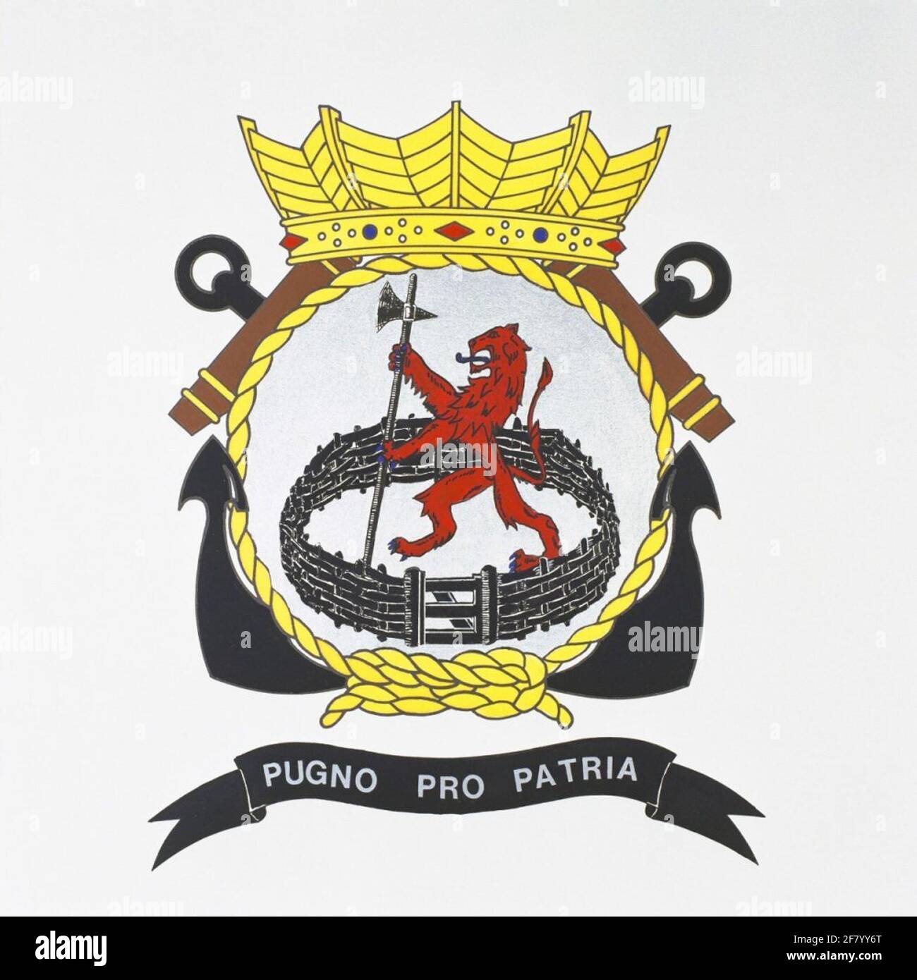 Commandement Ressources maritimes (CMM) IJmond / Amsterdam. En 1974 et 1975, les commandements des ressources maritimes ont reçu un emblème. Ceci a été choisi pour un exemple dans différentes combinaisons de couleurs: Le 'jardin de Dutch' comme un logo passé par les anciennes admialités néerlandaises. Le lion représente la province de Hollande, protégée par un traitement. Pour garder l'accès à ce jardin, le lion porte un halberd, l'arme de la sentinelle. Le sort Pugno Pro Patria (je lutte pour la patrie) souligne les intentions de ce lion. Les éléments de commandement naval sont quelque peu semblables aux ammiralités de Zeeland, le Maz Banque D'Images