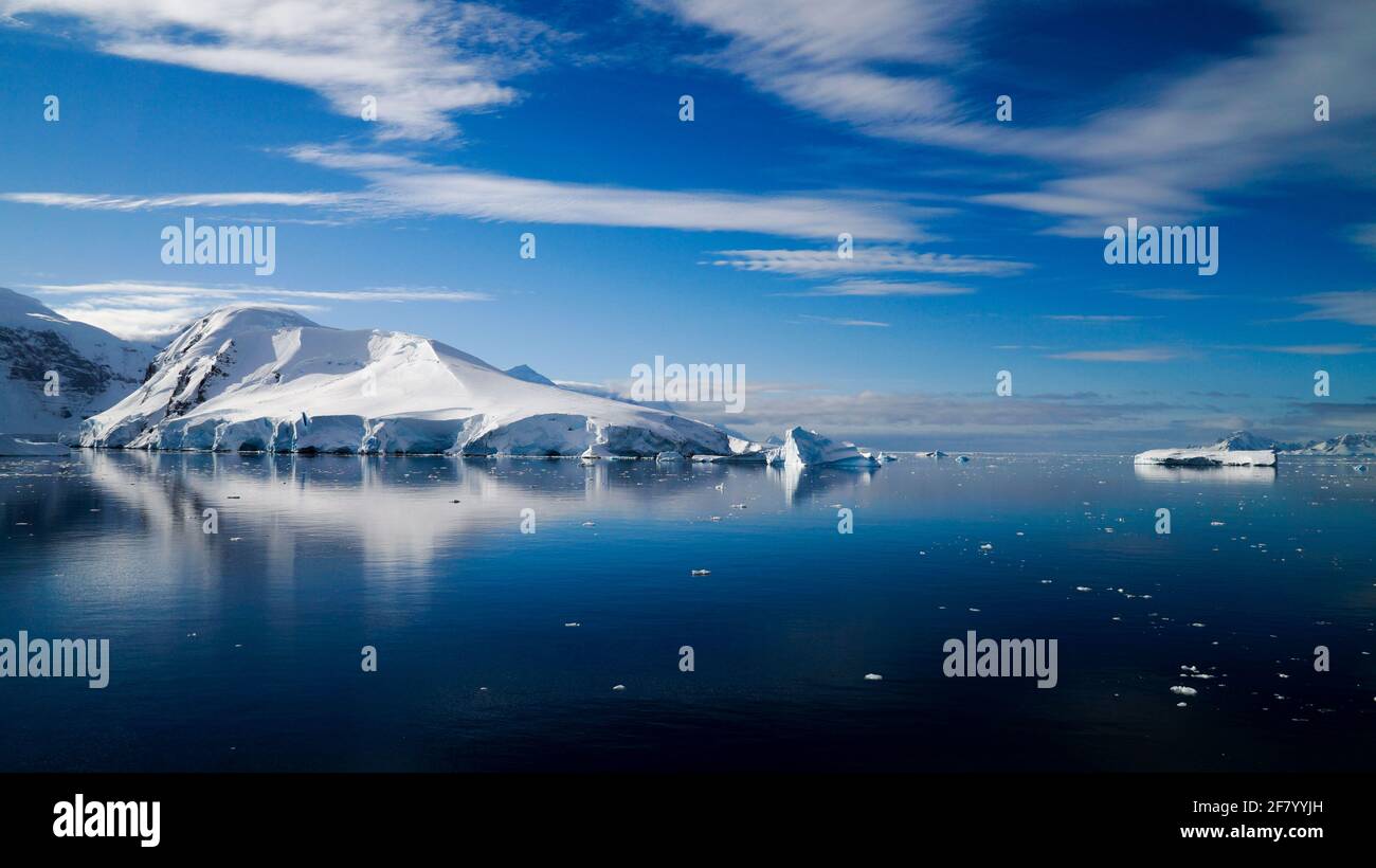 Paysages froids de neige d'hiver de l'arctique lors d'une croisière en Antarctique Banque D'Images