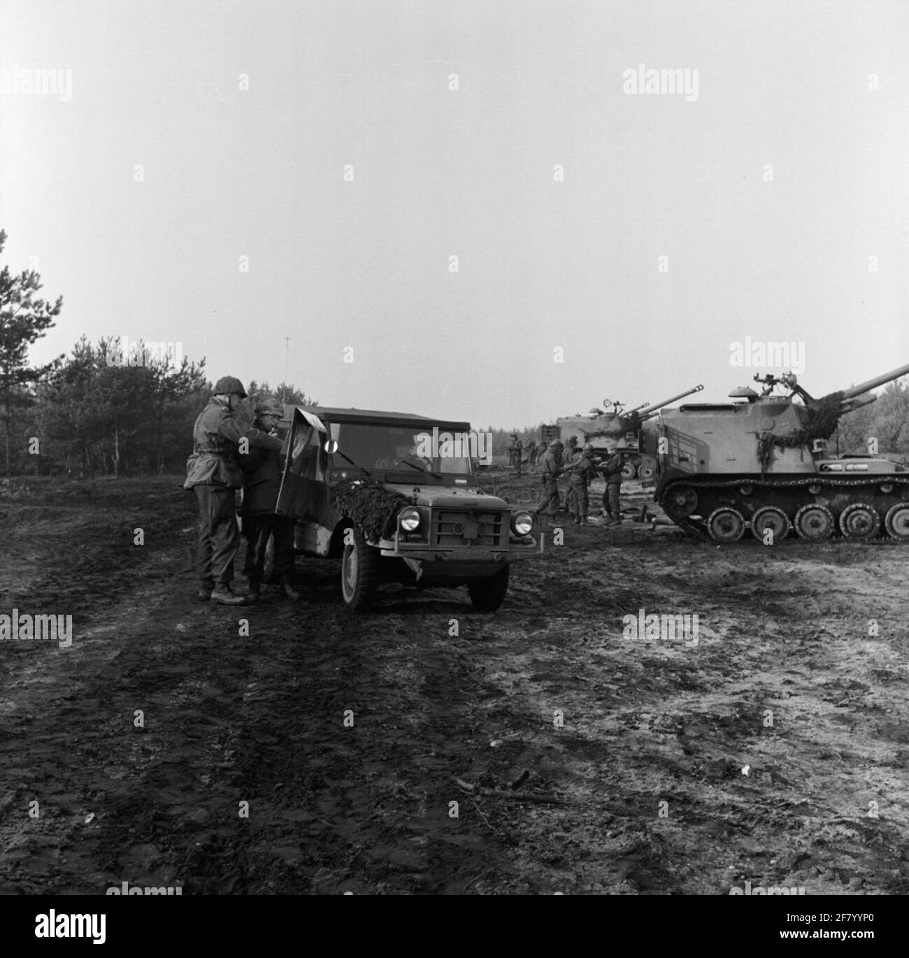 Soldats de l'armée royale des pays-Bas à un DKW Munga sur le site lors d'un exercice dans la région de Zuidwolde. Sur la droite, une AMX-Pra. Banque D'Images