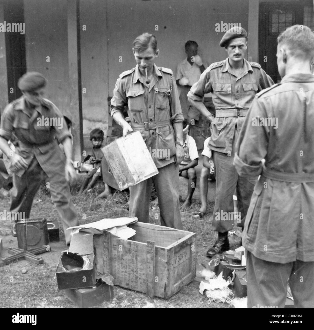 Patients et personnel de l'hôpital d'ambulance de campagne 225 para. À Semarang (Java central). Dans le major moyen A. McPherson, les casquettes à côté de lui. Kirkham et le capitaine Olliff. Banque D'Images