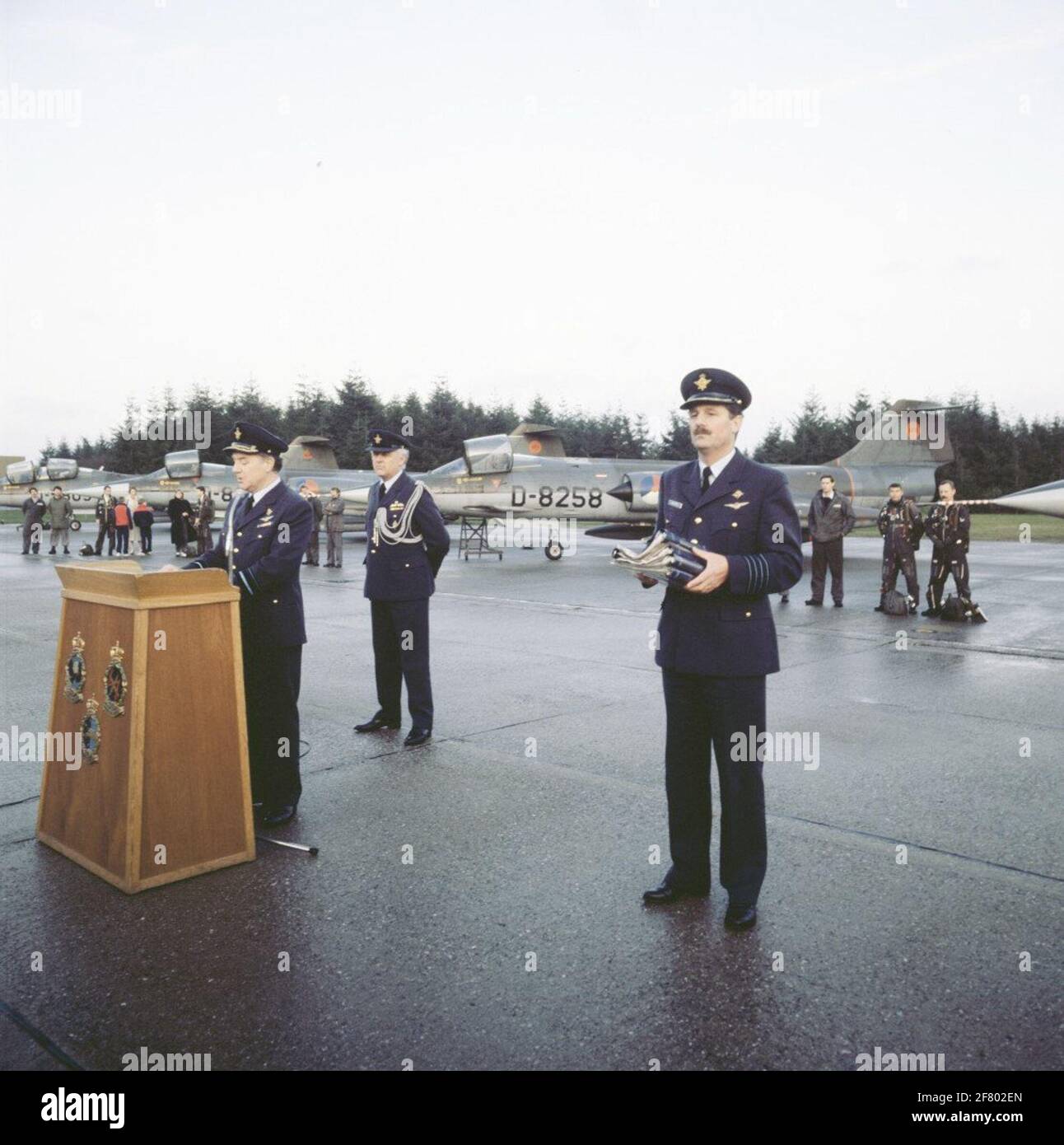 Le 21 novembre 1984, le tissu tombe pour le Lockheed F104G Starfighter de la Royal Netherlands Air Force. Le déclassement officiel a lieu à la base aérienne Volkel.kolonel-kite H.J.w. Mandefeld, commandant de base (à droite), va remettre les journaux des 5 derniers appareils au général-major kite A.J. Meulenbroek (derrière le microphone). Banque D'Images