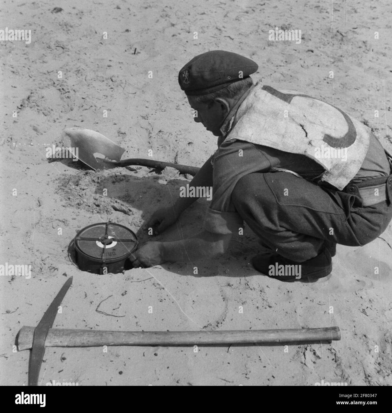Pose de mines / déminage / recherche de buissons, Mijnenschool Bergen op Zoom. Banque D'Images