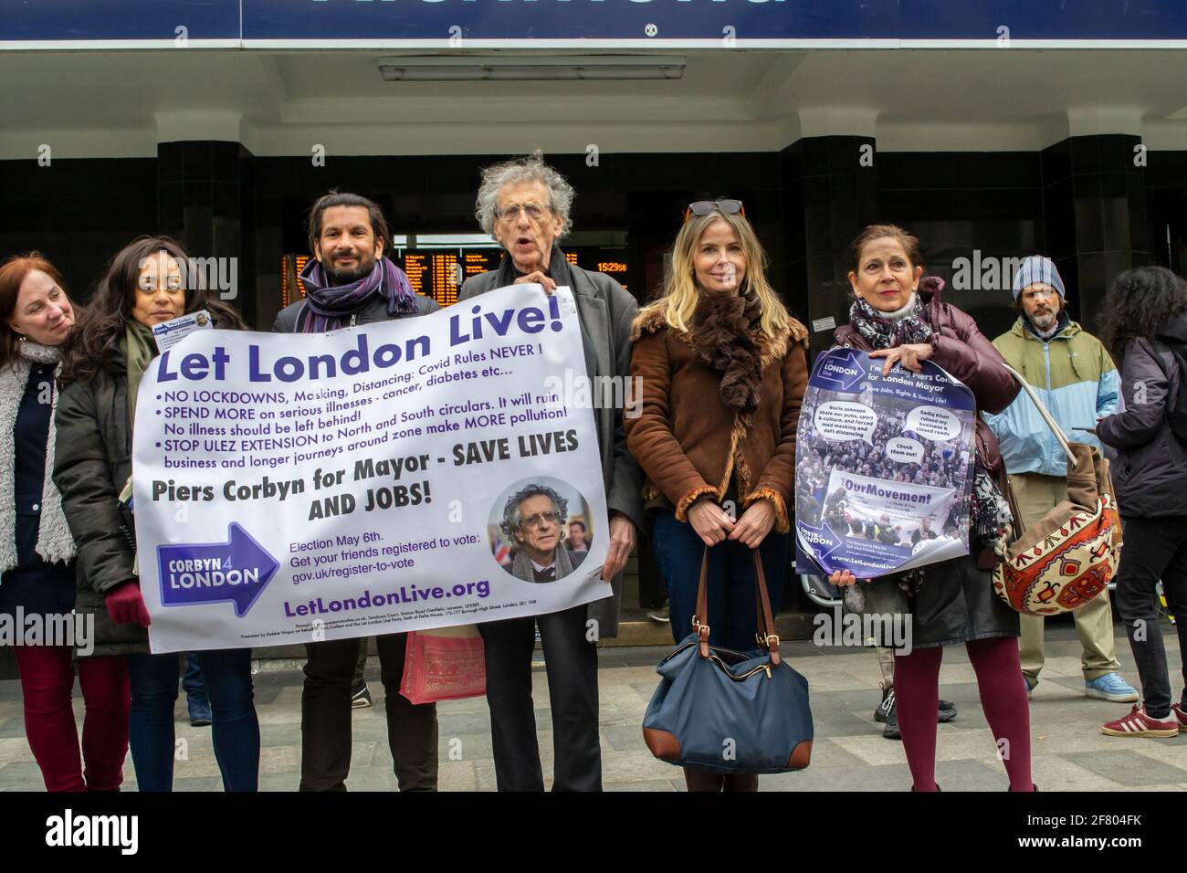 RICHMOND, LONDRES, ANGLETERRE- 10 avril 2021: Piers Corbyn, un candidat de la course mayonnaise de Londres 2021, faisant campagne à Richmond, dans le cadre de son LET Banque D'Images