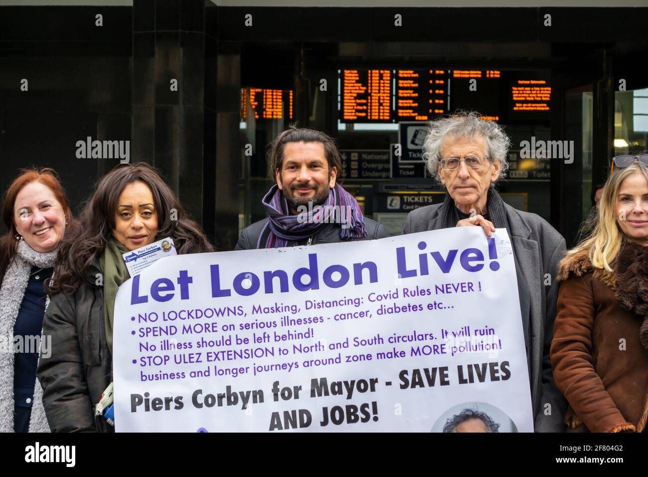 RICHMOND, LONDRES, ANGLETERRE- 10 avril 2021: Piers Corbyn, un candidat de la course mayonnaise de Londres 2021, faisant campagne à Richmond, dans le cadre de son LET Banque D'Images