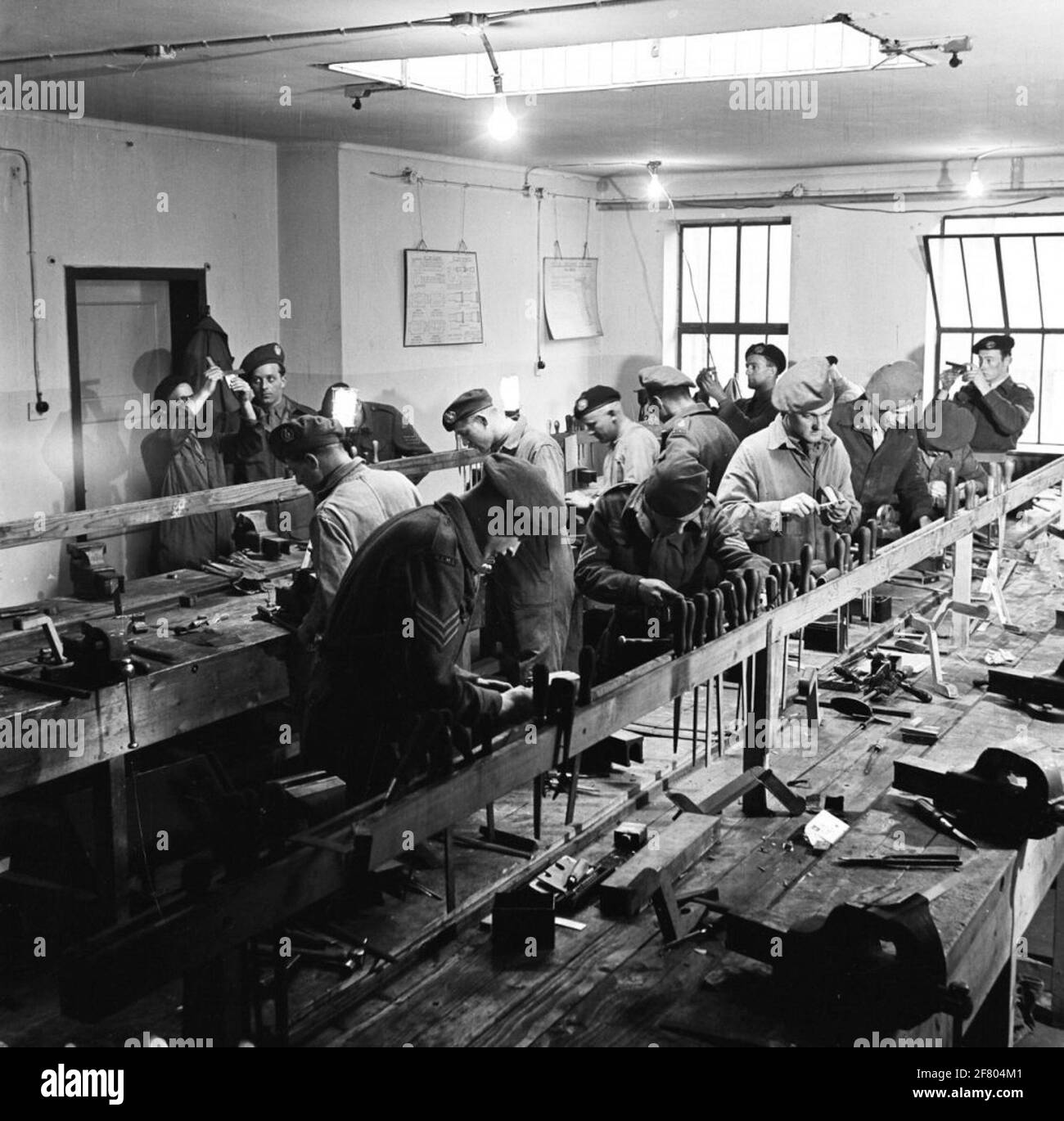 Dans cet atelier, les nouveaux arrivants sont amenés aux principes de la tôlerie. Les limes et l'utilisation d'un crochet de bloc, rayures, CAN, etc. Doivent être pratiqués. Banque D'Images