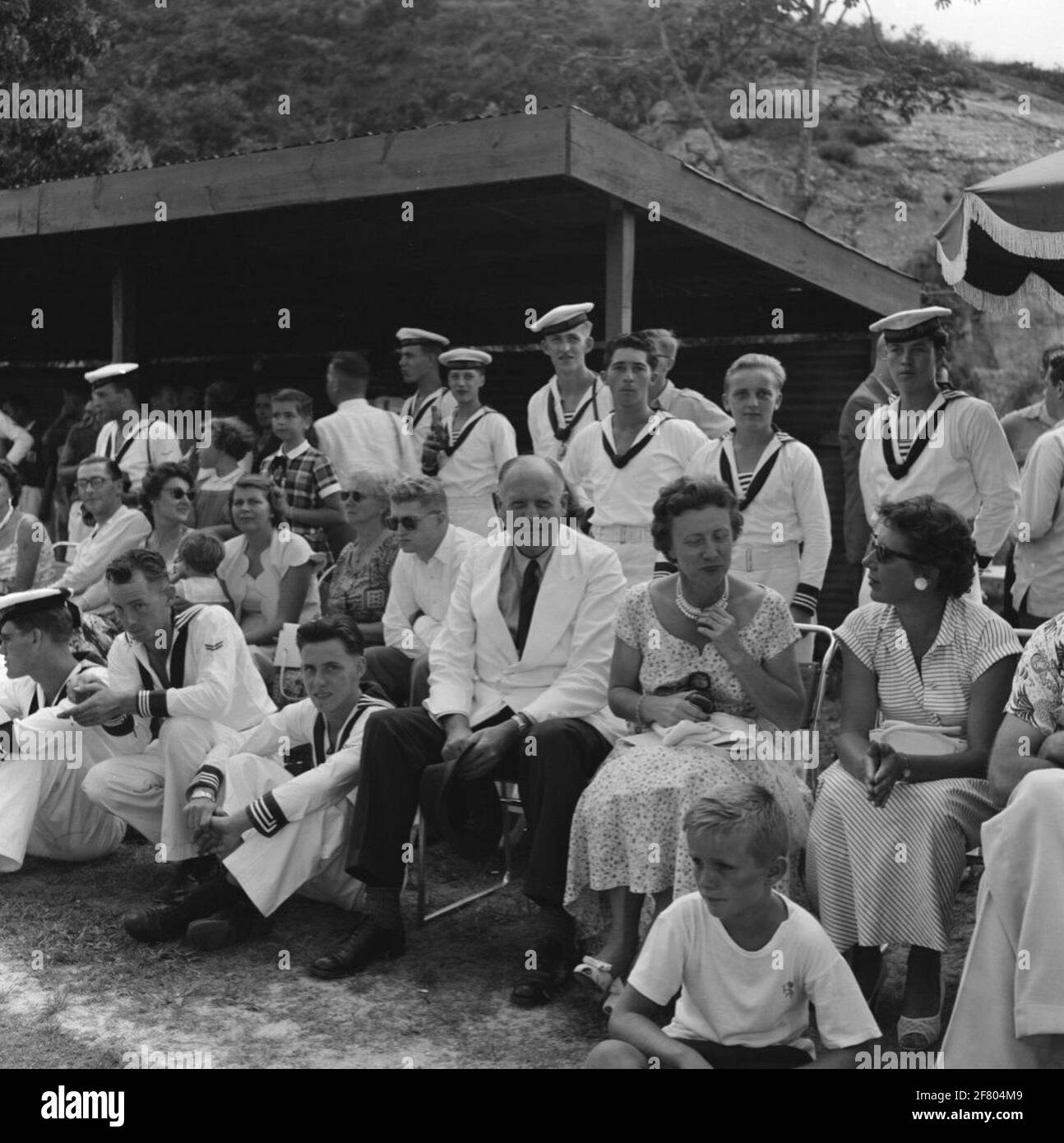 Spectateurs lors d'un match de football amical à Caracas entre une équipe de Cruiser HR.Melle De Ruyter (C 801) et une équipe vénézuélienne lors d'une visite (officieuse) du croiseur avec le commandant des forces en état de mer (BDZ), vice-amiral A. de Booy (1901-1997, au milieu d'une cravate noire) au Venezuela en octobre 1955. Banque D'Images