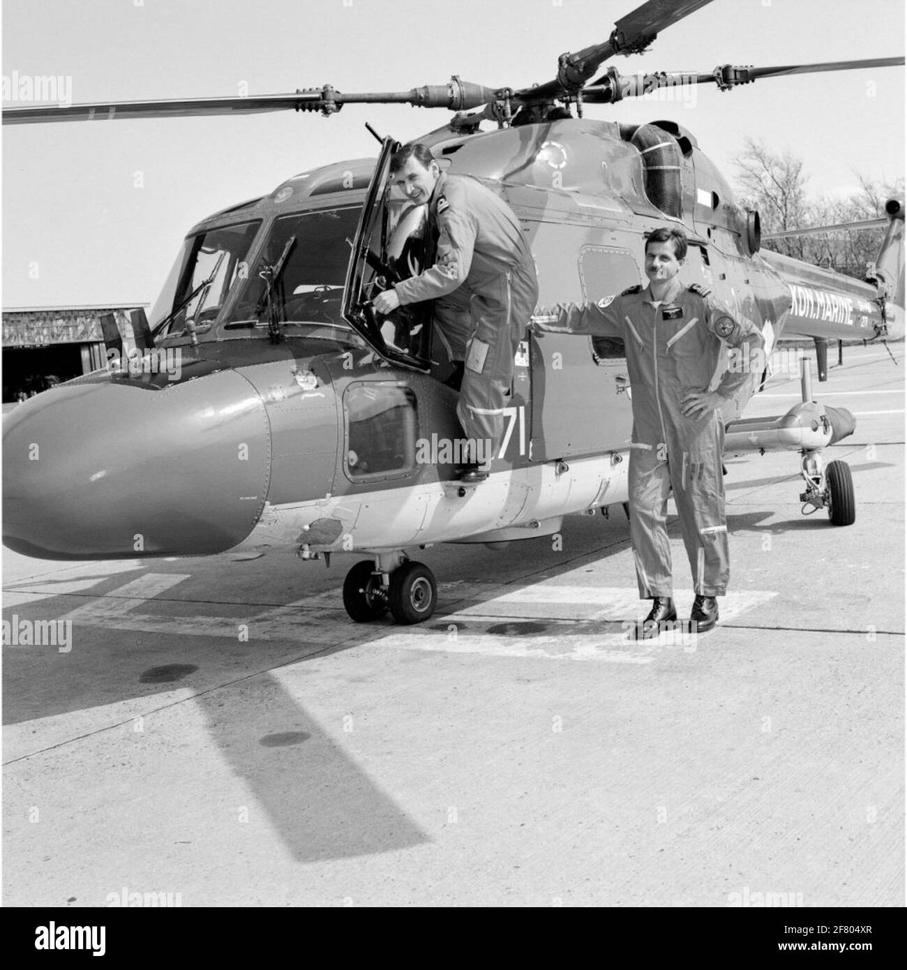 Pendant qu'un membre de l'équipage monte, le commandant de l'avion quadron 7 (vsq 7) lieutenant-à-mer de première classe A. van Dijk (1951, à droite) à côté de l'hélicoptère Westland SH-14C Navy Lynx avec enregistrement 271 (19 ..) À Marineliegkamp de Kooy en mai 1989. Banque D'Images