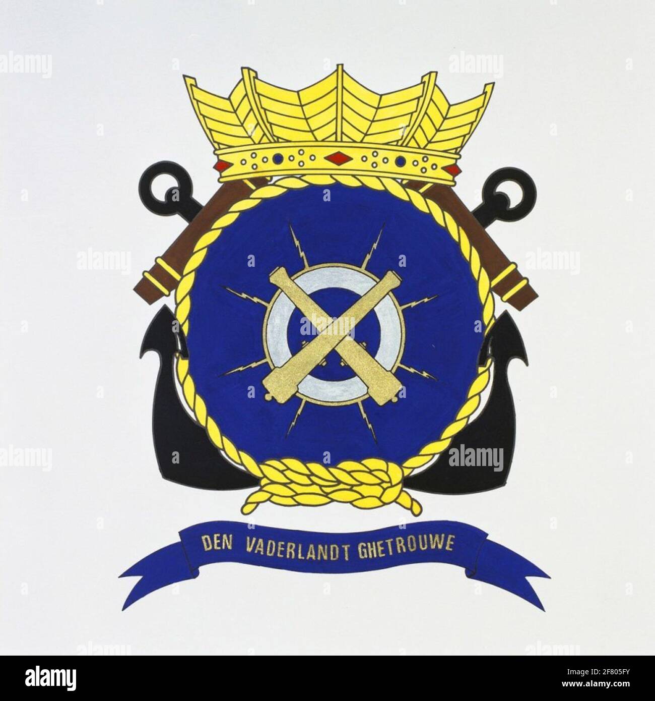 École d'artillerie. Le fond bleu du logo symbolise les sept mers. L'écran radar avec des éclairs illustre la vigilance du personnel d'artillerie à bord. Les canons font référence aux armes d'artillerie. Jusqu'à la fixation officielle de l'emblème en 1951, un compteur de distance (précision) a été placé sur le canon, sur lequel une fusée bleu clair avec un tir de feu de jaune et rouge et des nuages de vapeur d'eau d'argent (progressif). Ces attributs sont expirés par souci de clarté de l'emblème. L'adage à la cour nationale est dérivé des inscriptions sur les anciens canons de la marine hollandaise et a inspiré le ar Banque D'Images