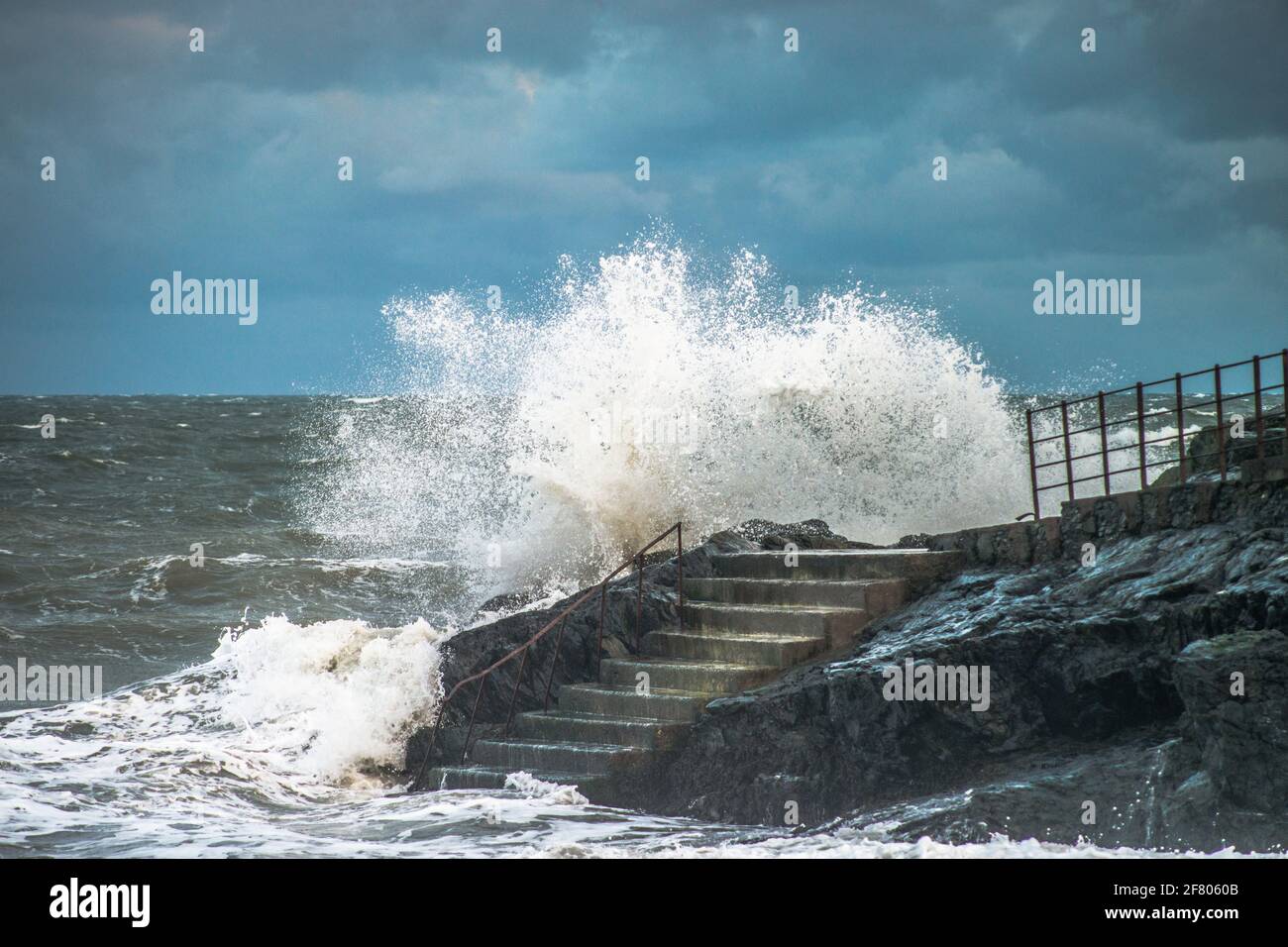 Waves frappe la côte de Greystones, comté de Wicklow Banque D'Images