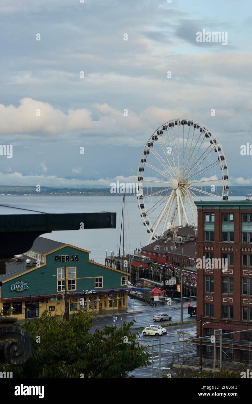 La Grande roue à l'embarcadère 57 de Seattle, Washington, États-Unis, sous un ciel nuageux le matin avec des maisons à proximité. Banque D'Images