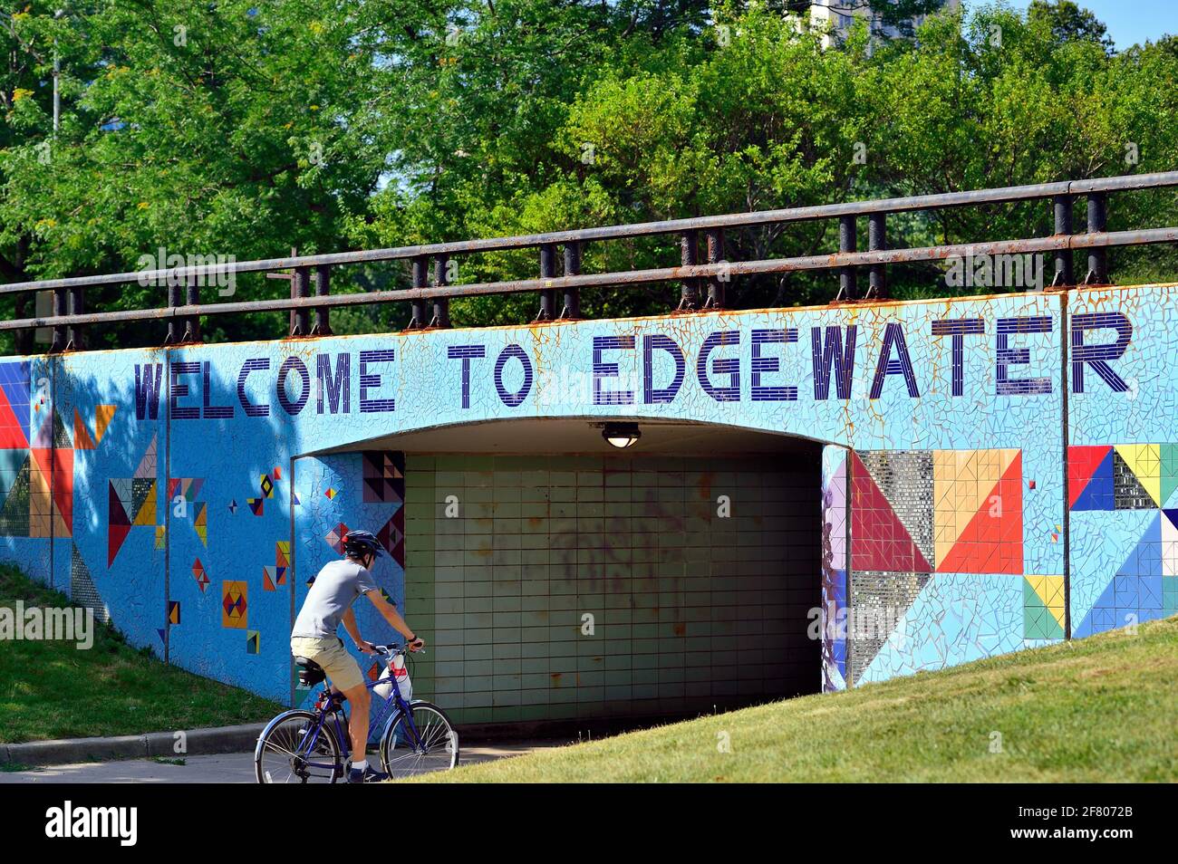 Chicago, Illinois, États-Unis. Un cycliste qui se trouve dans un passage souterrain sous Lake Shore Drive et qui entre dans le quartier Edgewater. Banque D'Images