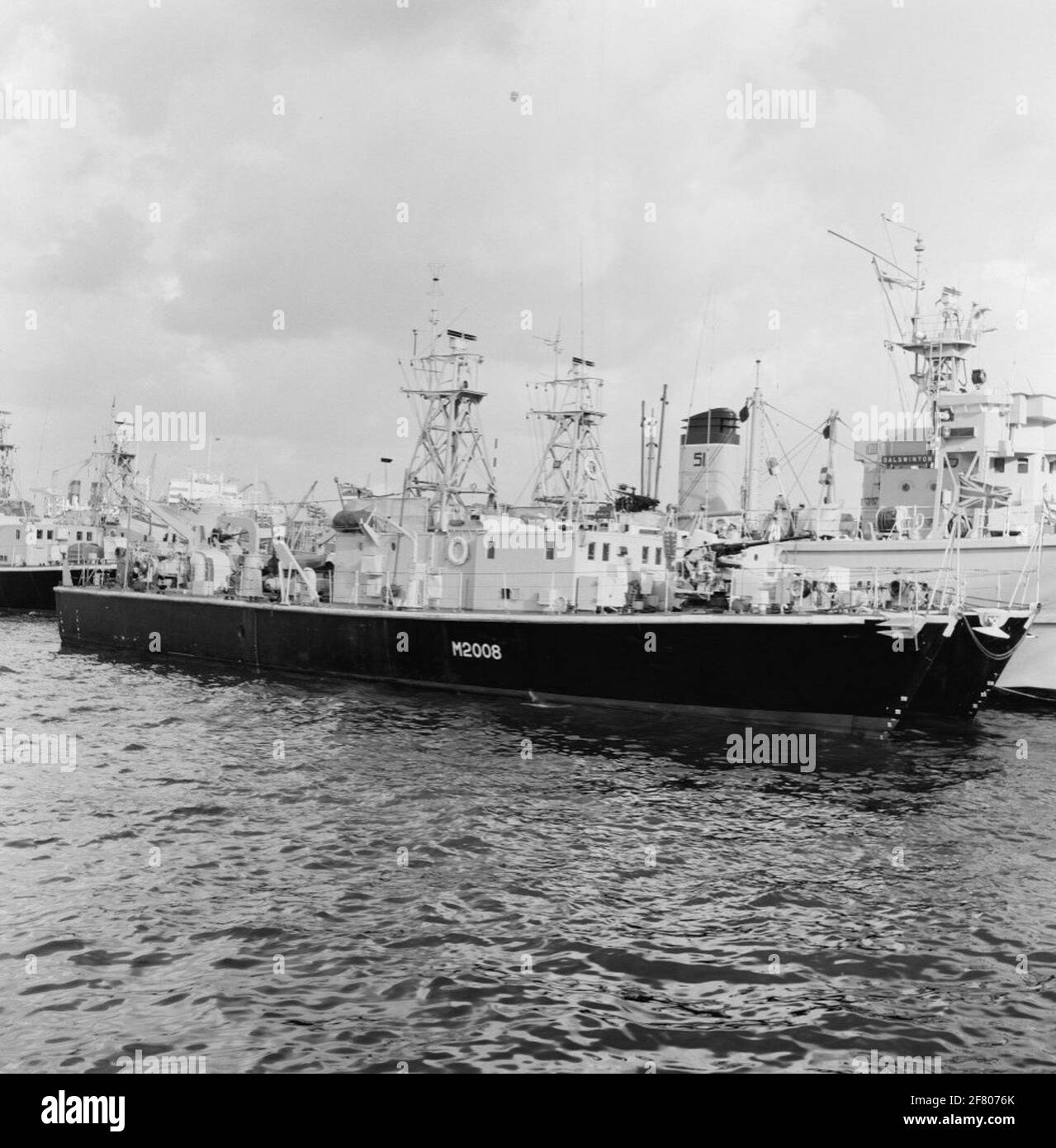 Des arceaux d'eau peu profonde britanniques de la classe Ley (coque noire) et du balai côtier HMS Dalswinton (M 1126, 1953-1973) de la classe ton (coque grise) ont visité le port d'Amsterdam en 1958. Au premier plan, le HMS Burley (M 2008, 1954-1968, rebaptisé HMS Squirrel en 1959. Banque D'Images