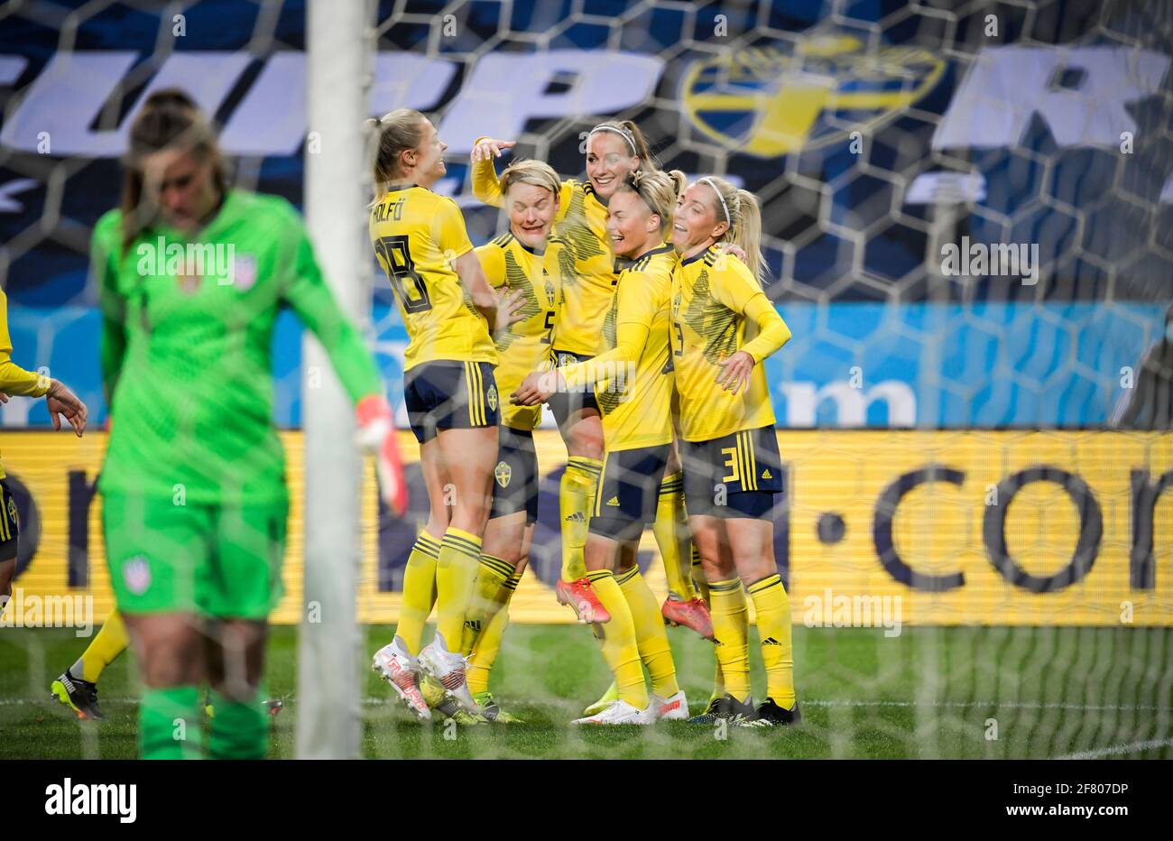 Lina Hurtig (2ndR) de Suède célèbre avec ses coéquipiers le but d'ouverture lors d'un match international de football amical entre la Suède et les Etats-Unis à l'Friends Arena de Stockholm, Suède, le samedi 10 avril 2021. Photo Janerik Henriksson / TT Kod 10010 *SUÈDE OUT* Banque D'Images