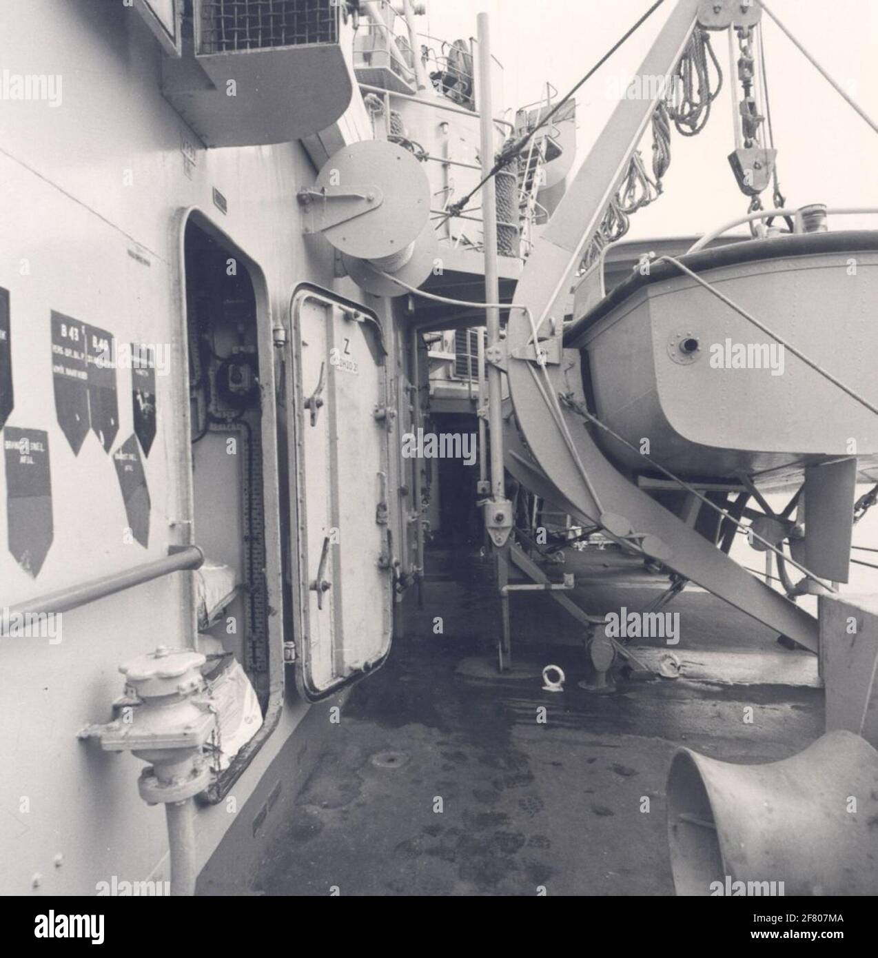 Cabine sous-marine de la classe Friesland. Dans le service 1956-1982. Assemblage de commande côté alésage de direction. À gauche, la porte ouverte de la cuisine. Banque D'Images