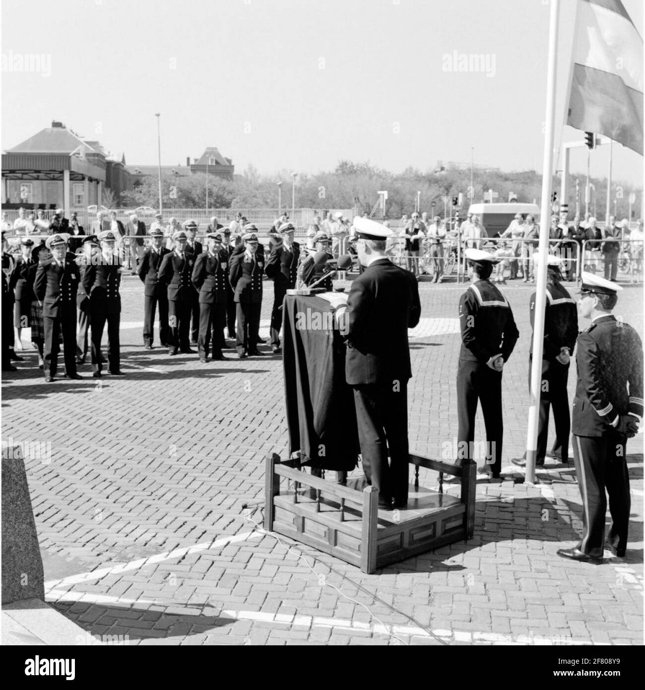 Souvenir à la Havenplein à Den Helder en 1990 avec un discours du pasteur en chef de la flotte Captain-Ter-Zee DS. E. Baljet. Banque D'Images