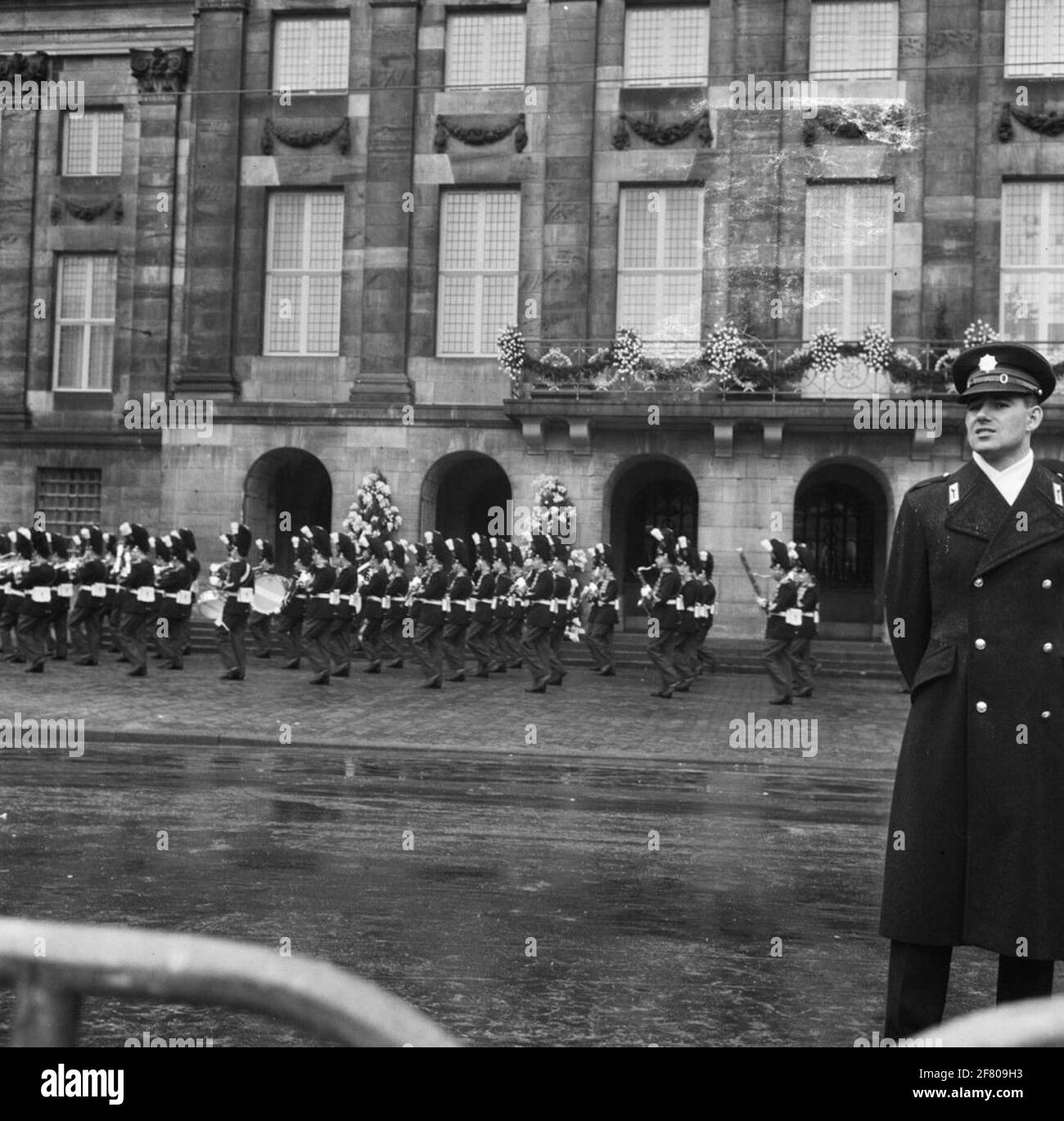 La chapelle militaire royale arrive au Palais sur la place du Dam. 3e photo de la série. Mariage de H.K.H. Princesse Beatrix et Z.K.H. Prince Claus. Banque D'Images