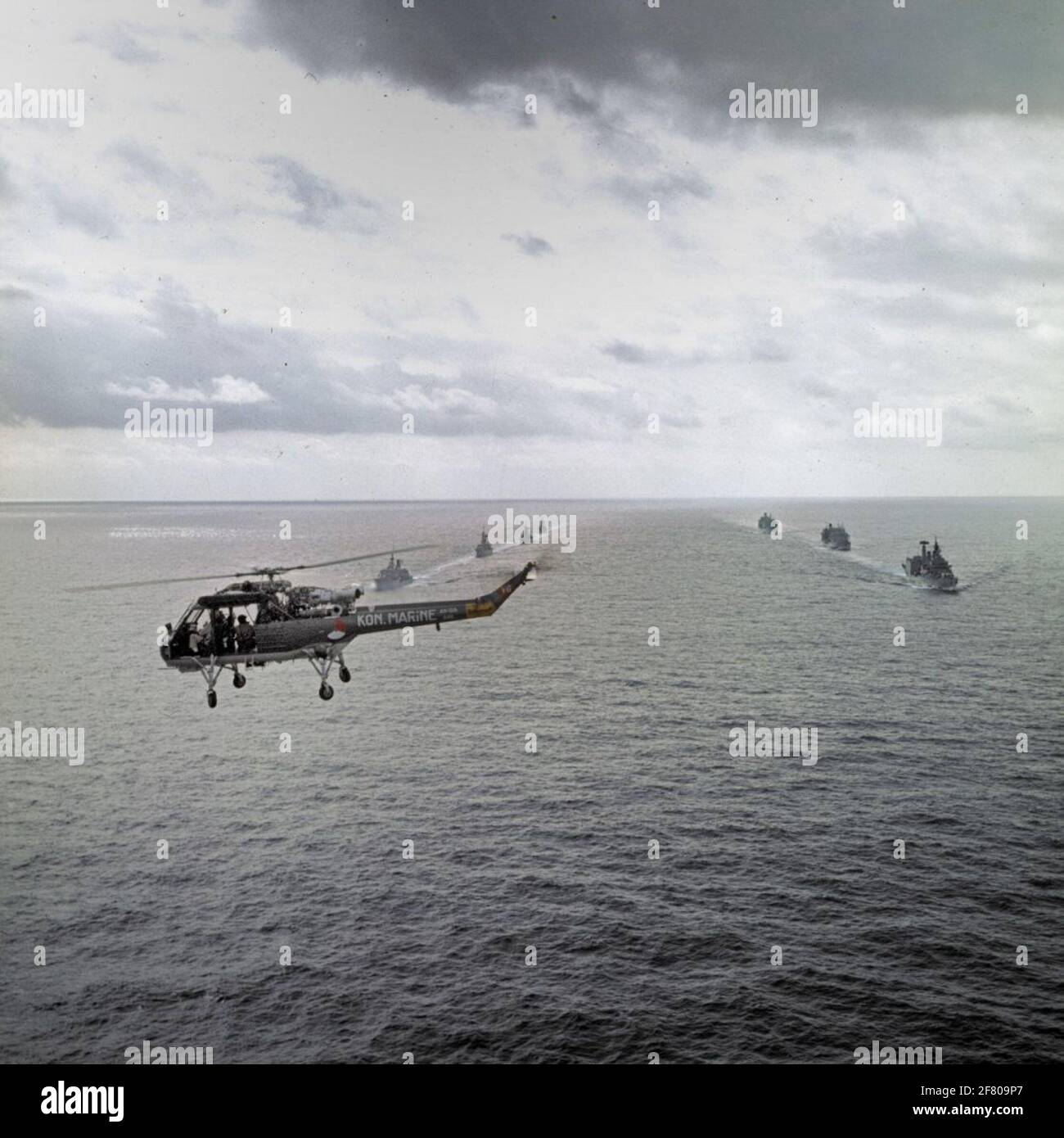 Un hélicoptère sous-marin de contrôle Westland Wasp Mk.1, séries 2 et 2A (AH-12A) (1966-1981) au-dessus d'un escadron en double keellinie. Banque D'Images