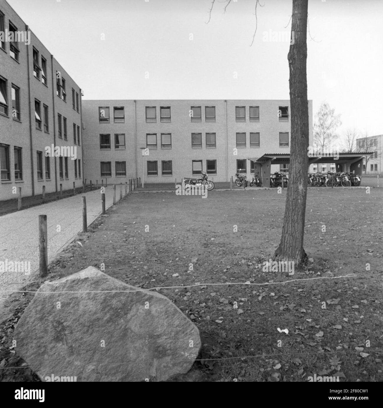 Bâtiment moderne en alliage standard sur le Generaal Major de Ruyter van Steveninckkazerne à Oirschot. Banque D'Images