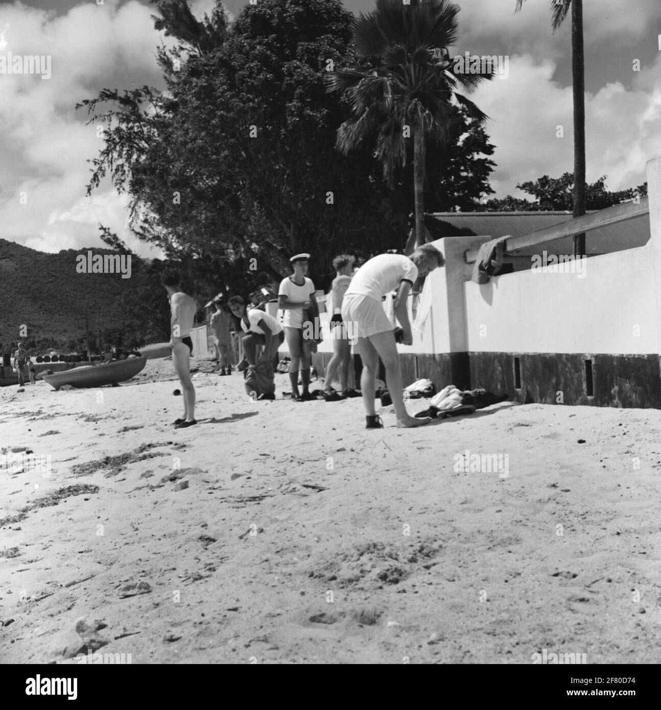 Cruiser HR.Mme De Ruyter (C 801) est arrivé à Saint-Martin en octobre 1955 et 'Janmaat' passe le passager, où une plage est en nage. Banque D'Images