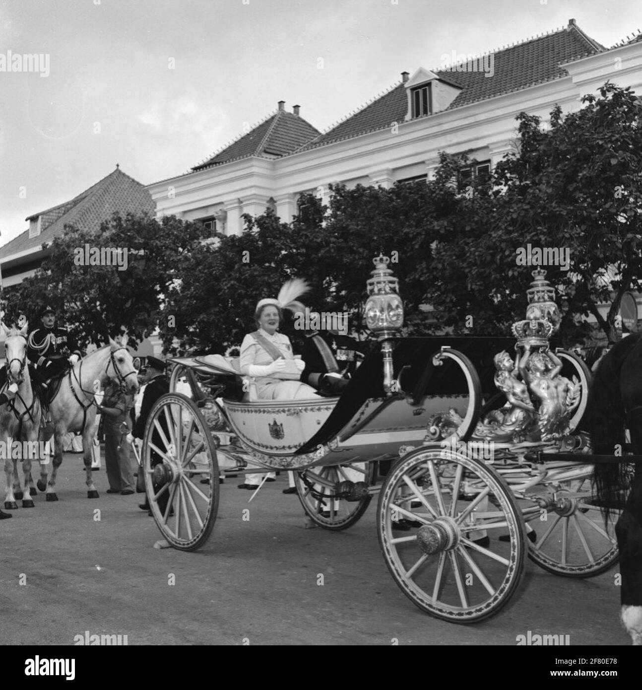 Arrivée / départ par front de crème de Crèche / du bâtiment des États-généraux à Willemstad, Curaçao pendant la visite de HM Koningin Juliana (1909-2004, à gauche dans la Calèche) et ZKH Prins Bernhard (1911-2004, à droite dans la Calèche) à l'île en octobre 1955. Banque D'Images