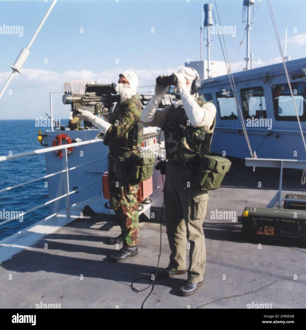Marines à bord du HR. Mme Zuiderkruis garde avec le Stinger MANPADS (Man portable Air Defense System) le ciel au-dessus du golfe Persique. En arrière-plan sur la gauche, une mitrailleuse peut être de 7.62 mm. Banque D'Images