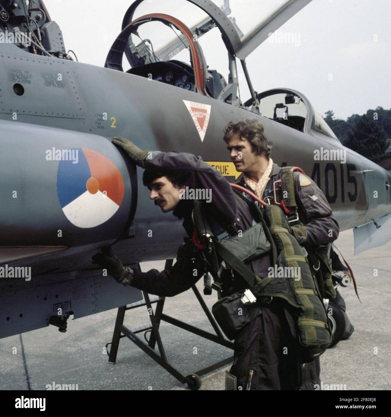 Premier lieutenant kite J.P. Soolsma, classée par le 313 Escadron, avec le premier lieutenant c.a.j.c.a..c.a. Frijters. Banque D'Images