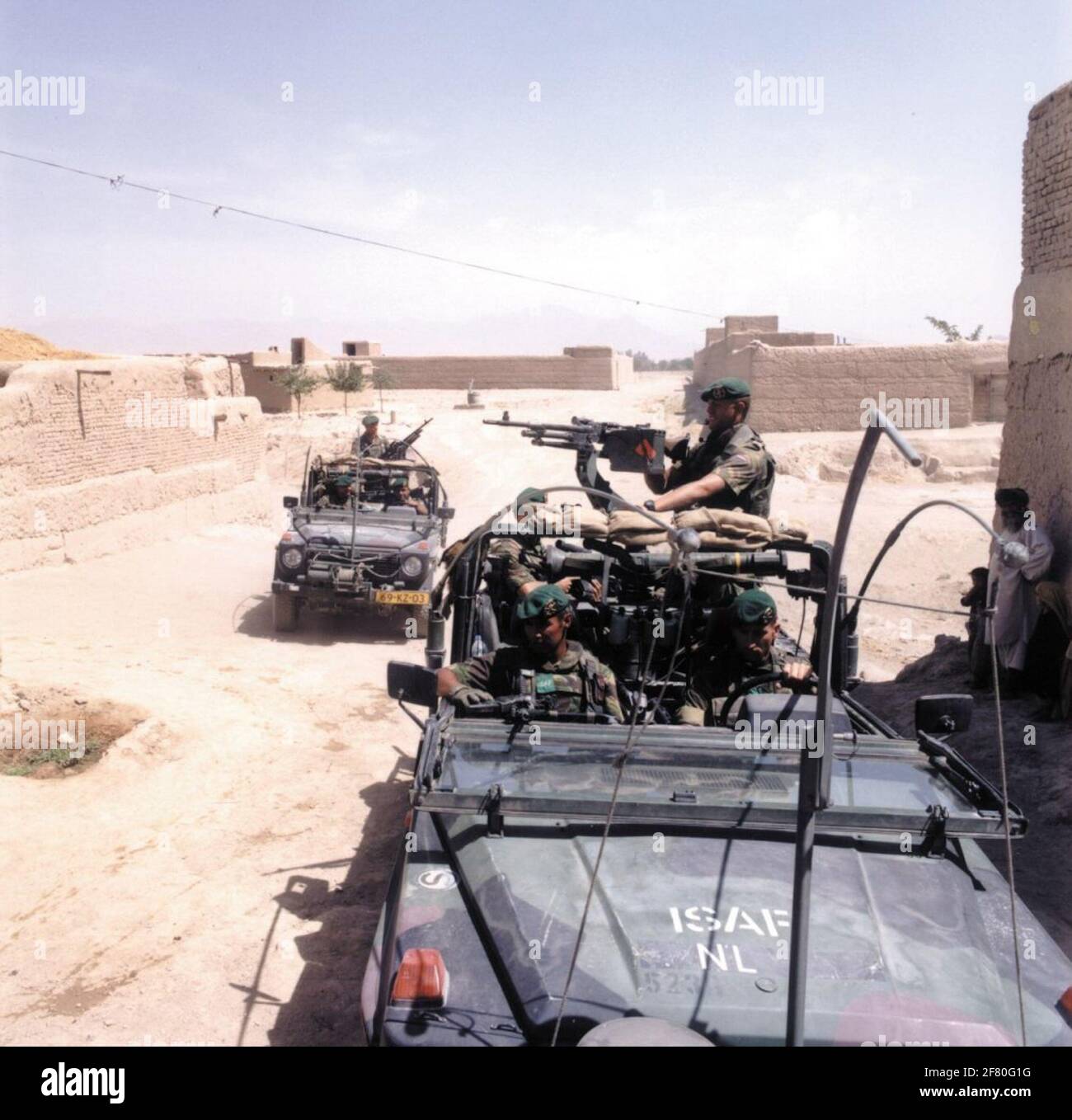 Deux VÉHICULES MERCEDES BENZ au sol du corps de commandement en patrouille pendant l'opération de la FIAS en Afghanistan. Les véhicules sont équipés d'une mitrailleuse CAN 7.62 mm OTAN. L'opération de la FIAS est une puissance de maintien de la paix mandatée par le Conseil de sécurité qui aiderait les autorités afghanes à maintenir la sécurité à Kaboul et dans les environs. Cependant, la liberté durable menée par les Américains a continué d'être active en Afghanistan parallèlement à la FIAS. La FIAS a utilisé la structure de commandement standard de l'OTAN avec un quartier général stratégique et un quartier général opérationnel (brigade), le BR multinational de Kaboul Banque D'Images