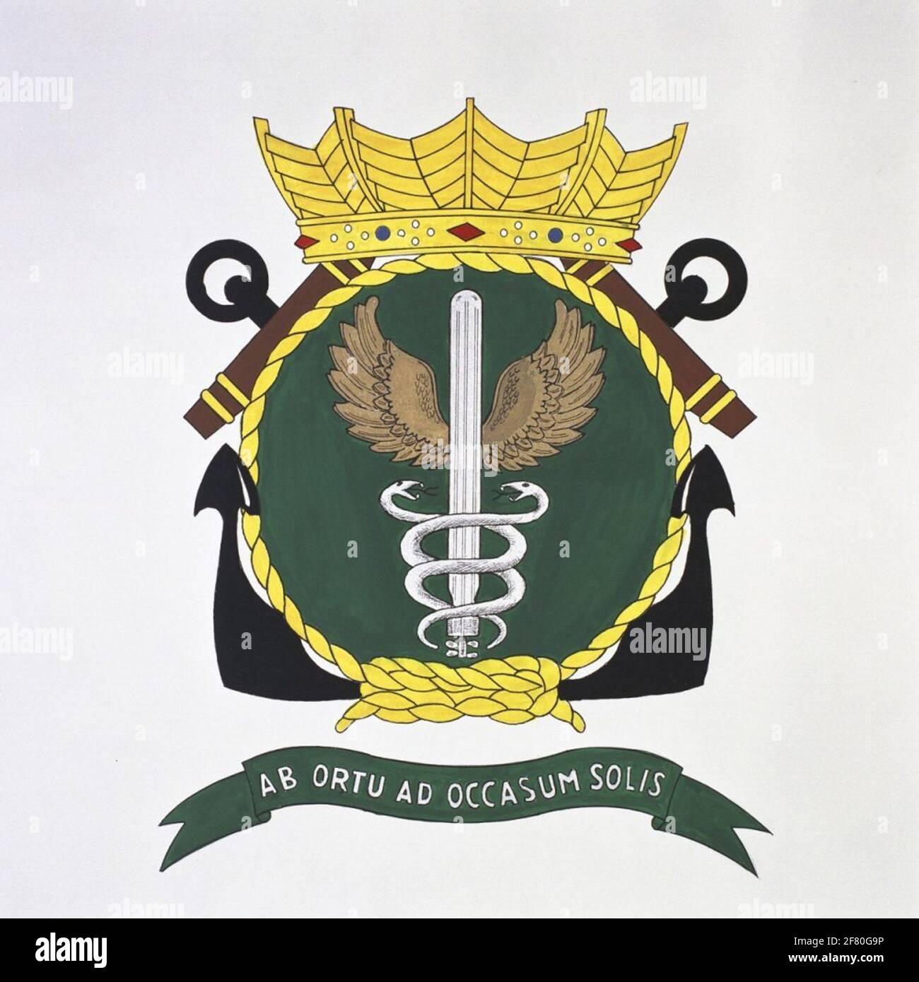 Mercuur. La torpille avec des serpents et des ailes ressemble au personnel du Dieu romain Mercure. Il s'est installé des torsades et l'emblème se réfère à la torpille comme la dernière arme dans un duel. La torpille est entourée de serpents, qui symbolisent l'agressivité des carnés de la torpille. Comme l'embarras des torpilles ne peut se faire qu'à la lumière du jour, l'adage AB Ortu ad Occasum Solis (du lever du soleil au coucher du soleil) fait référence à cette durée limitée. Logo doublé de hr.ms. Mercuur (1936-1971), HR.Mme Mercuur (1973-1987) et ZR.Mme Mercuur (1987-). Banque D'Images