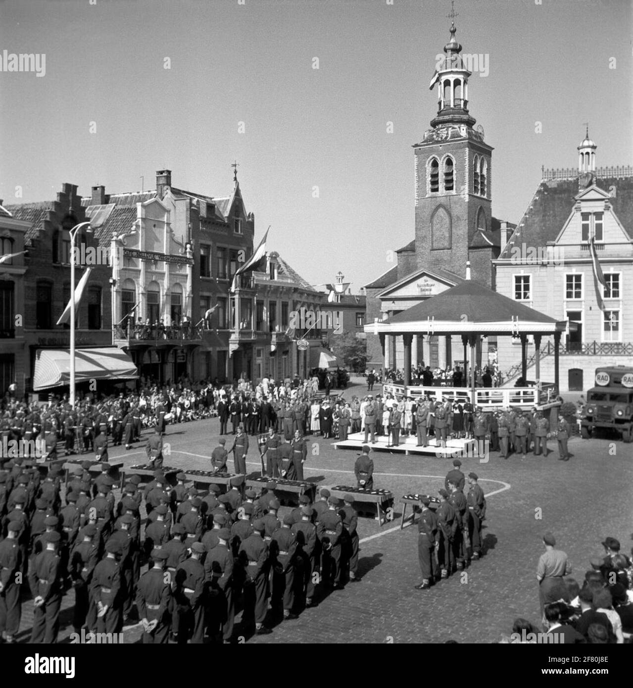 Présentation du béret vert au Commandement Proups corps le 2 juin 1950 sur le marché de Rosendaal. Banque D'Images