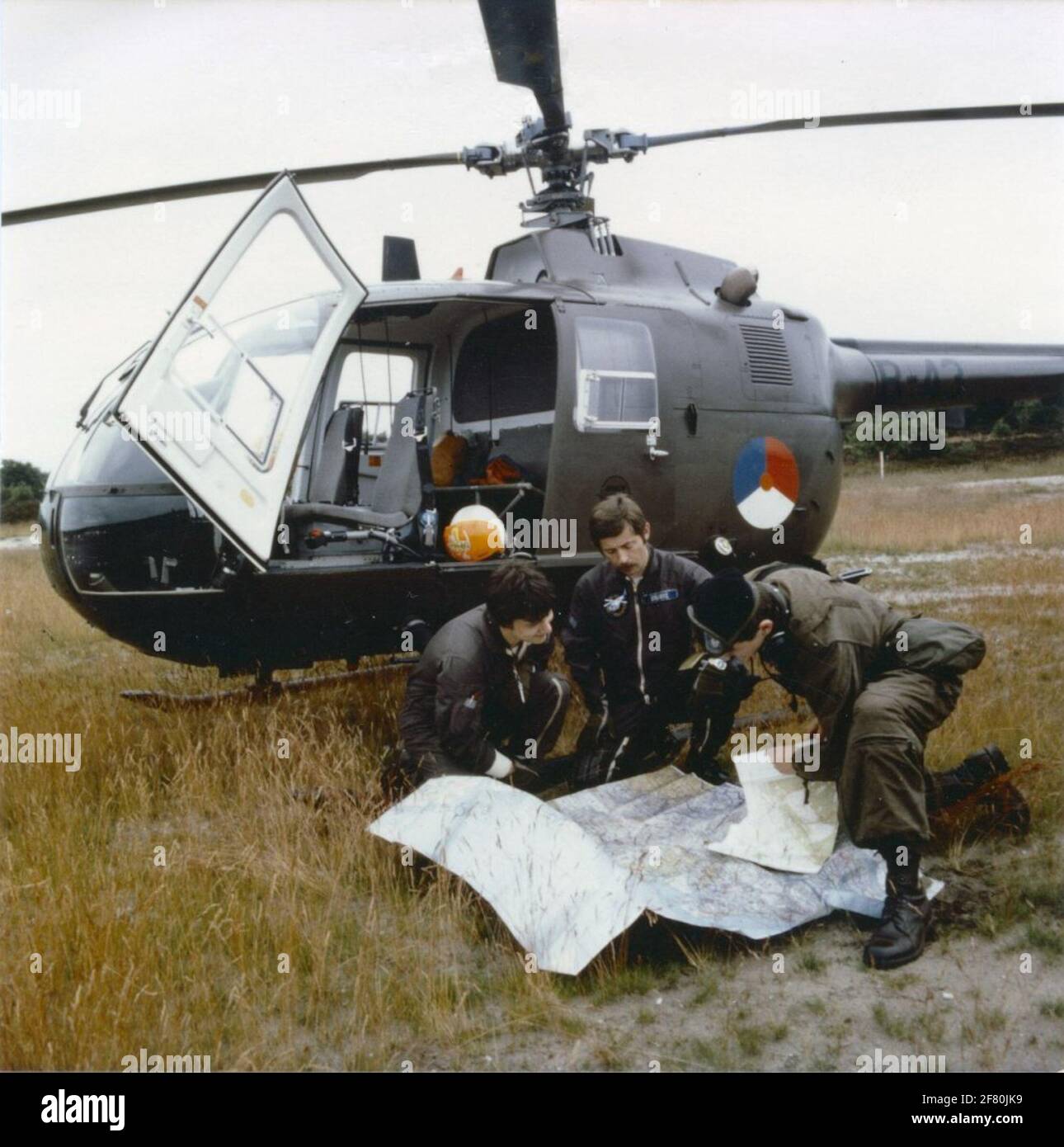 Deux cerfs-volants et un gardien militaire (KL) ont lieu au-dessus d'une carte du personnel dans un hélicoptère MBB Bölkow BO-105 dans un champ. Le cerf-volant au milieu est ELT Aldert Brakke. L'observateur à gauche est le camp VDG V.D. Banque D'Images