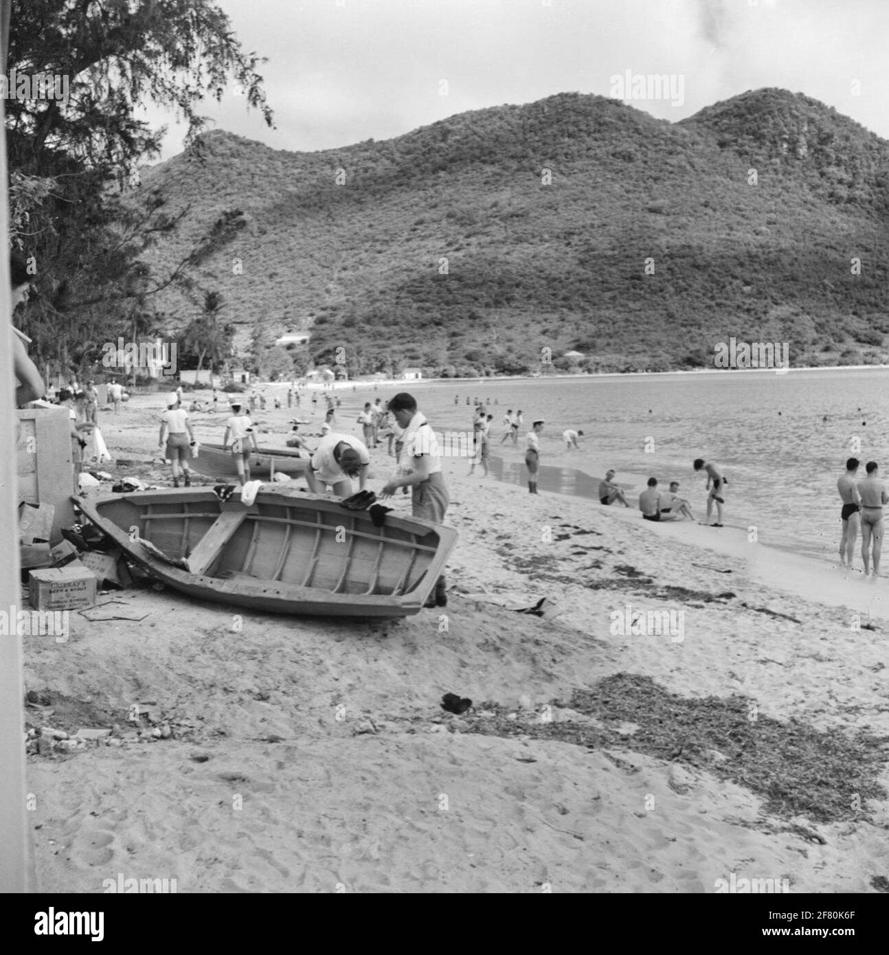 Cruiser HR.Mme De Ruyter (C 801) est arrivé à Saint-Martin en octobre 1955 et 'Janmaat' passe le passager, où une plage est en nage. Banque D'Images