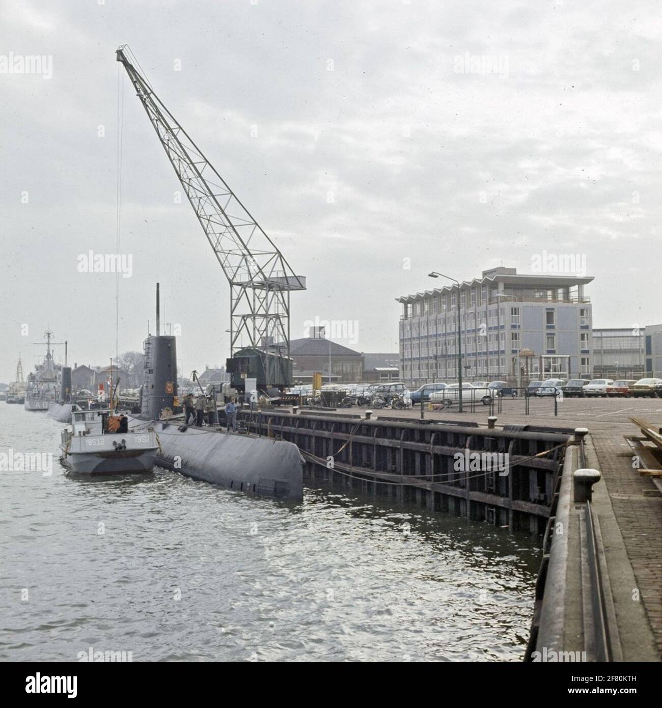 Le sous-marin HR.Mme Dolphin (1960-1985) sur la jetée de Den Helder. Le Lyide est sur le port du réservoir auxiliaire y 8512. Derrière HR.Melle Dolphin est HR.Mme Potvis (1965-1992) et là derrière HR.Mme Mercuur (1973-1987). Banque D'Images