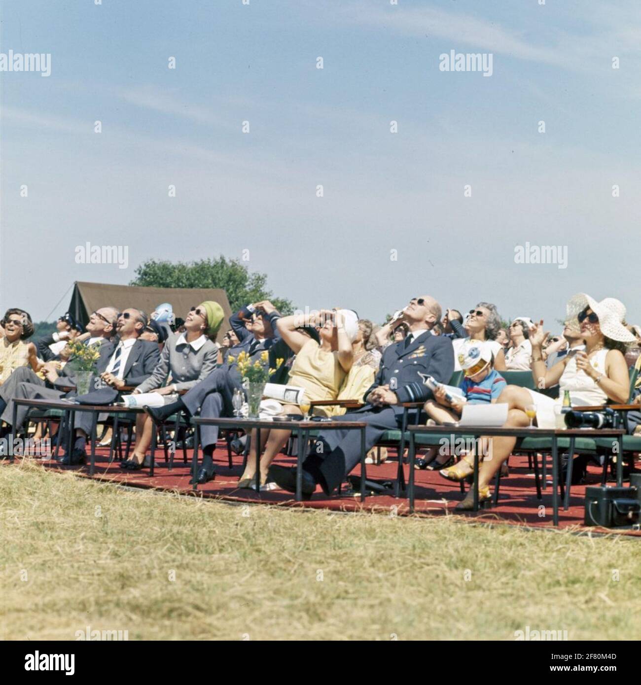 La famille royale visite la Royal Netherlands Air Force dans la base aérienne lors de la fête de vol du 60e anniversaire de la KLU le 30 juin 1973. Banque D'Images