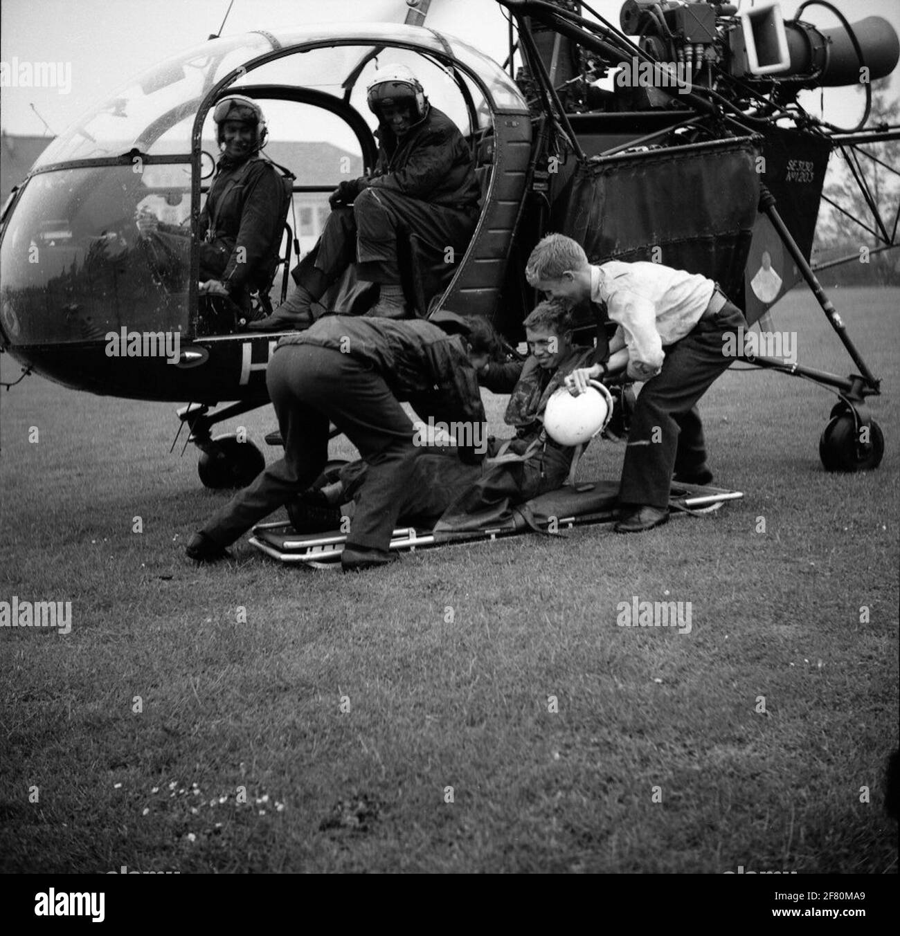 Célébration de l'anniversaire 50 ans de la Royal Netherlands Air Force à la station de navigation 'G' à Appingedam le 28 juin 1963. Une démonstration de transport de blessés par hélicoptère Alouette. Banque D'Images