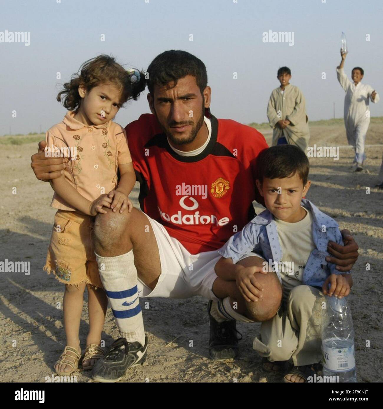 Sur la photo avec un joueur iraquien après une relation de cochons de football entre un sfir hollandais et une équipe iraquienne. Banque D'Images