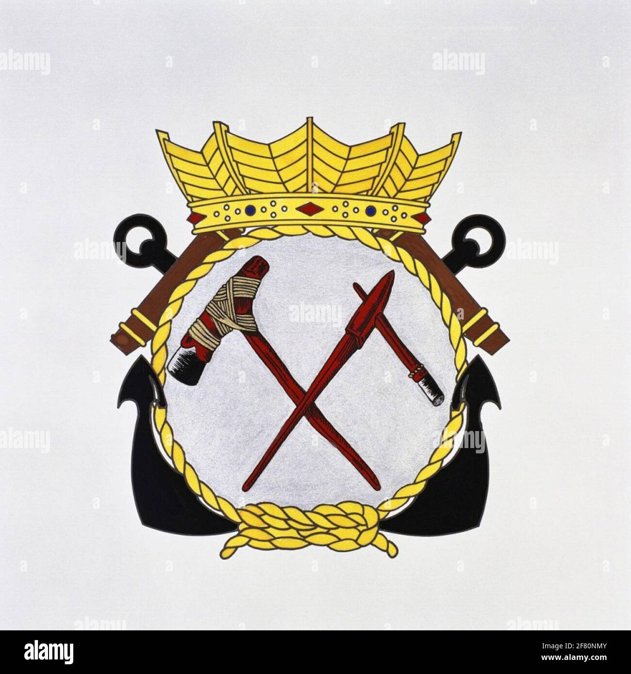 Woendi. Woendi est une île de la Nouvelle-Guinée, Bezuiden Biak. Les attributs de la Papouasie dans l'emblème font référence à la population de la Nouvelle-Guinée. Logo doublé de hr.ms. Woendi (1946-1972). En 1944, le navire a été construit sous le nom de LST 1034 par la Marine américaine. En 1946, le navire, lorsqu'il navigue sous le nom de Steven van der Hagen, a été repris du service de navigation dans les Antilles néerlandaises et des renforts dans HR.Melle Woendi. Après son arrivée aux pays-Bas, décoré par le km comme un navire de stockage. Banque D'Images