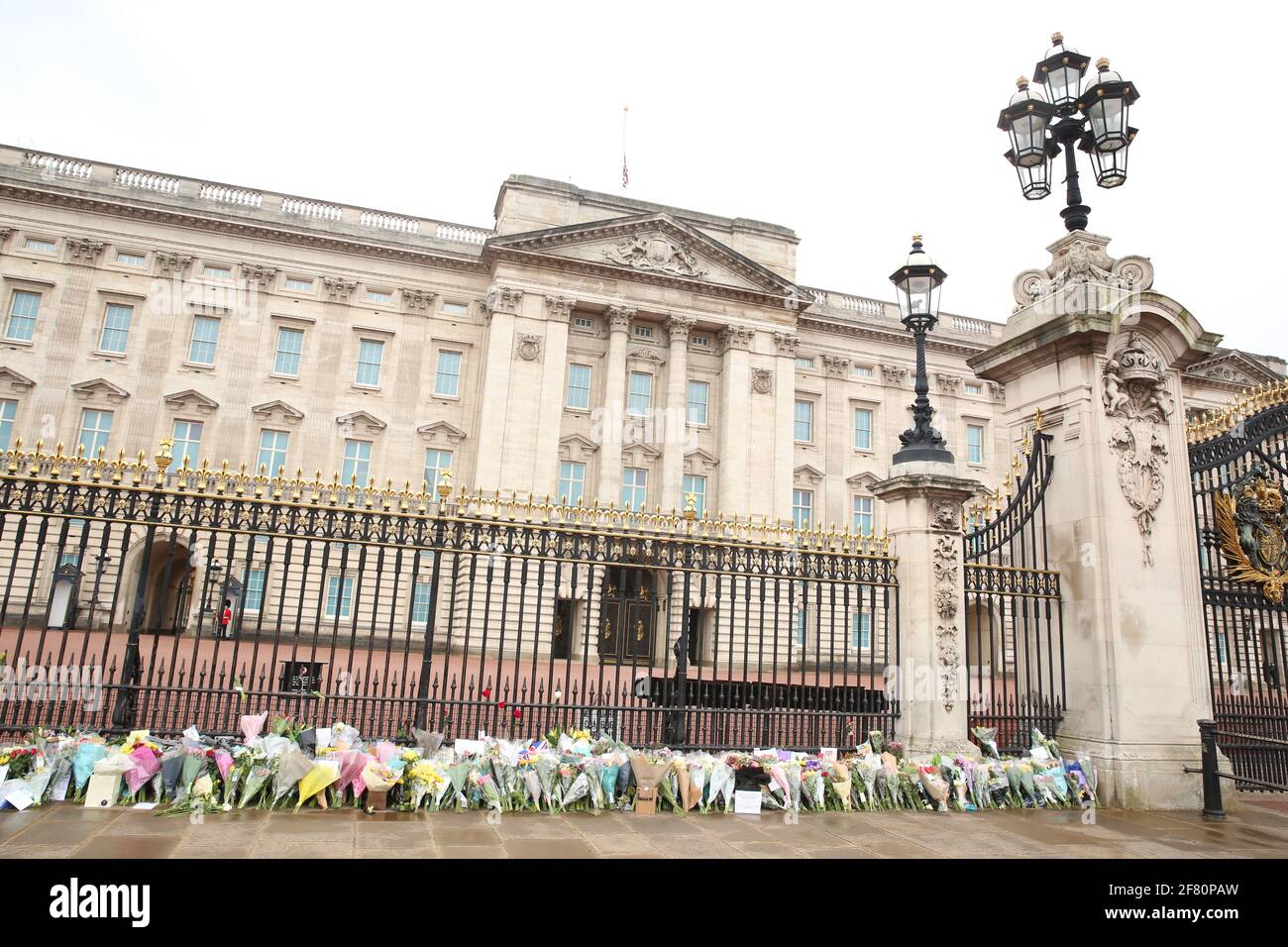 Hommage au Prince Philip, Buckingham Palace, Londres, Royaume-Uni, 10 avril 2021 Banque D'Images