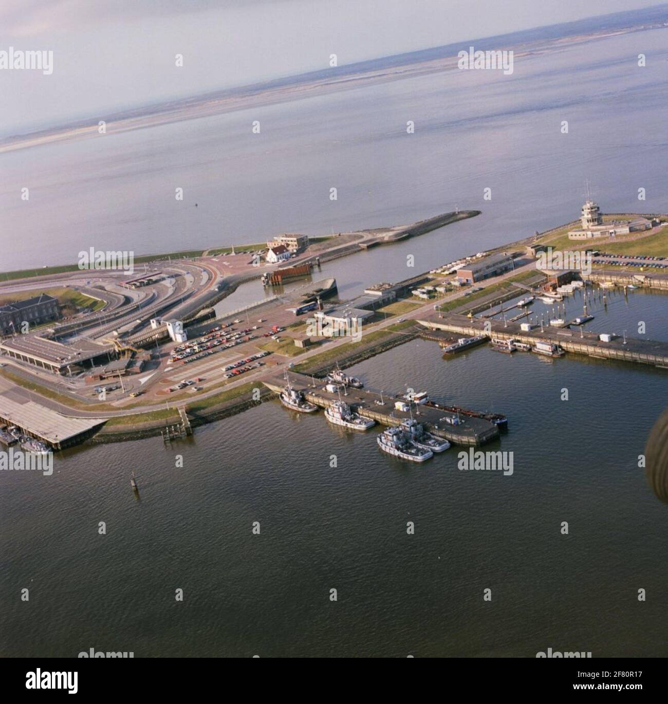 Enregistrement aérien du Marinehaven Den Helder. En plein milieu, le bureau du port. Sur l'échafaudage, au milieu des bateaux marins. Le port d'insertion supérieur est le quai du ferry pour Texel. Banque D'Images