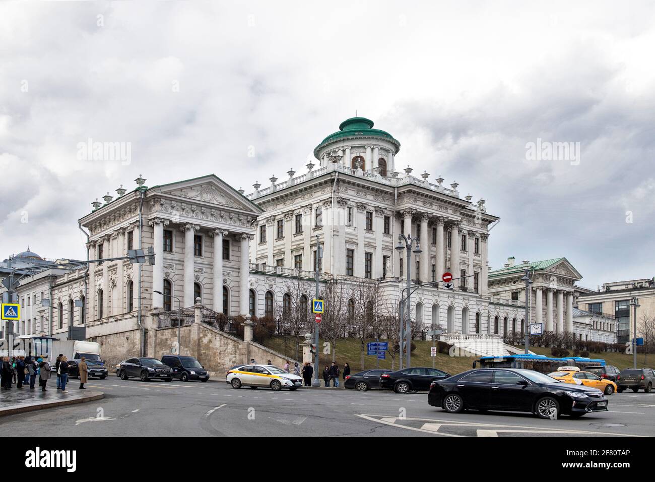 Moscou, Russie, 03.18.2021. Pashkov House - un beau palais dans le style du classicisme sur la colline de Vagankovsky, construit au XVIIIe siècle. Banque D'Images Moscou, Russie, 03.18.2021. Pashkov House - un beau palais dans le style du classicisme sur la colline de Vagankovsky, construit au XVIIIe siècle. Banque D'Images