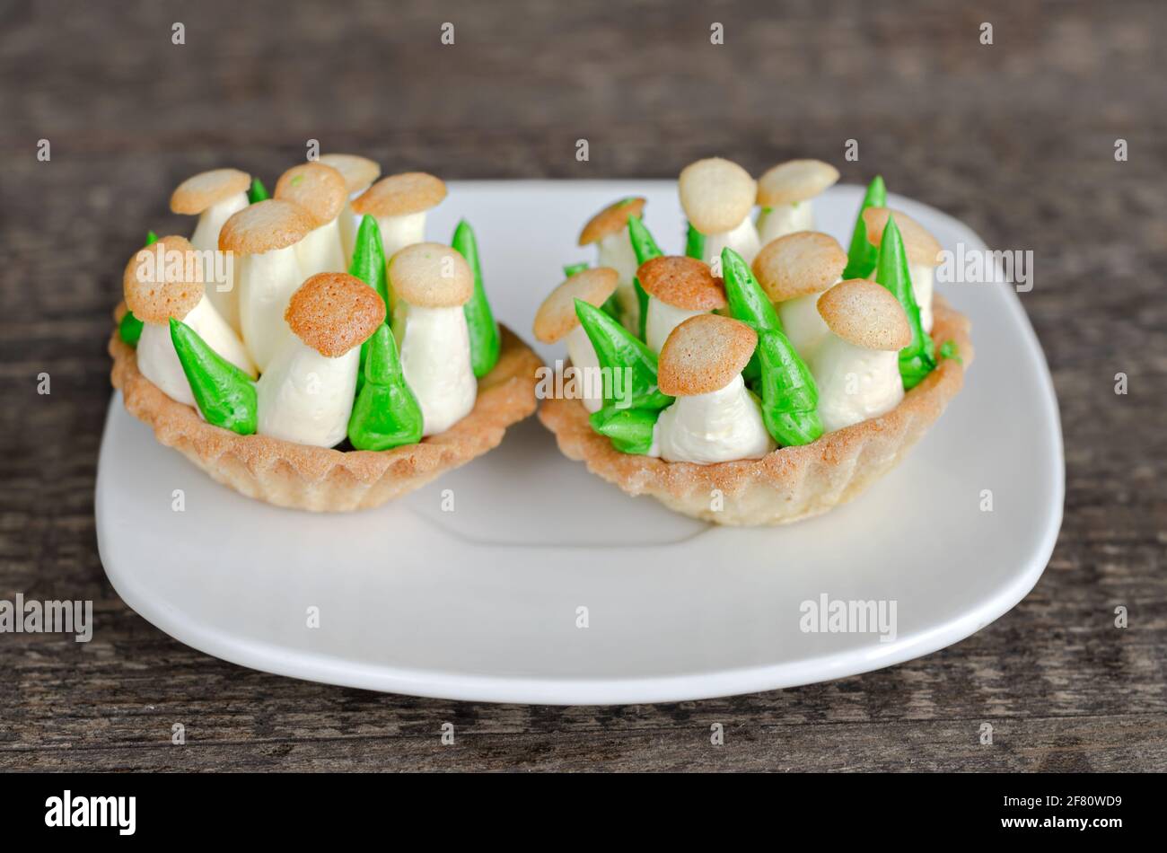 Gateau Sous Forme De Panier De Gateau Sable Aux Champignons Faible Profondeur De Champ Mise Au Point Selective Photo Stock Alamy