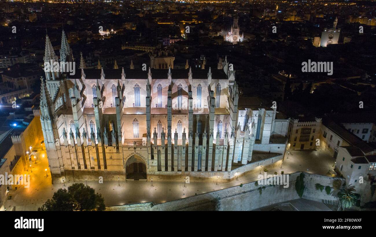 Drone aérien vue de nuit de la cathédrale de Santa Maria de Palma dans la ville de Palma Mallorca Espagne Banque D'Images