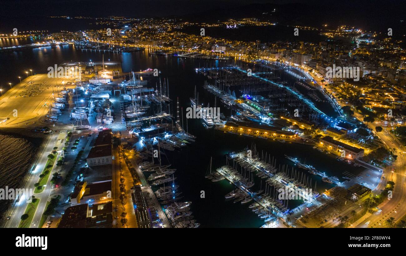 Drone aérien vue de nuit de Puerto de Mallorca (port de Majorque) et Marina  de Palma, Mallorca, Majorque, Iles Baléares, Mer méditerranée, Espagne  Photo Stock - Alamy