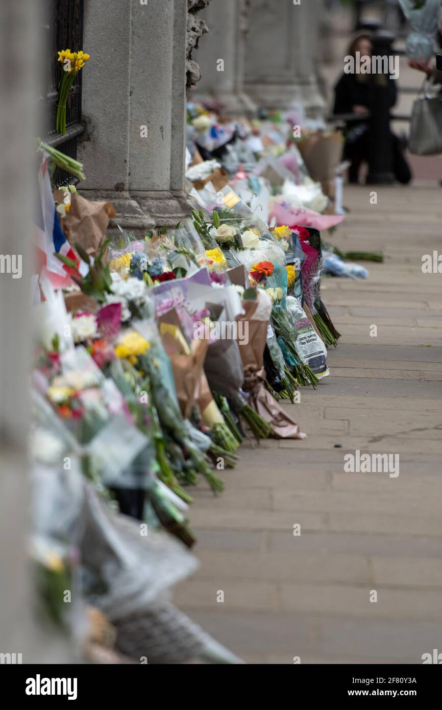 Buckingham Palace, Londres, Royaume-Uni. 10 avril 2021. Les gens font la queue devant le palais de Buckingham pour déposer des fleurs à la mémoire de HRH, le duc d'Édimbourg (prince Philip) décédé le 9 avril. Crédit : Benjamin Wareing/Alay Live News Banque D'Images