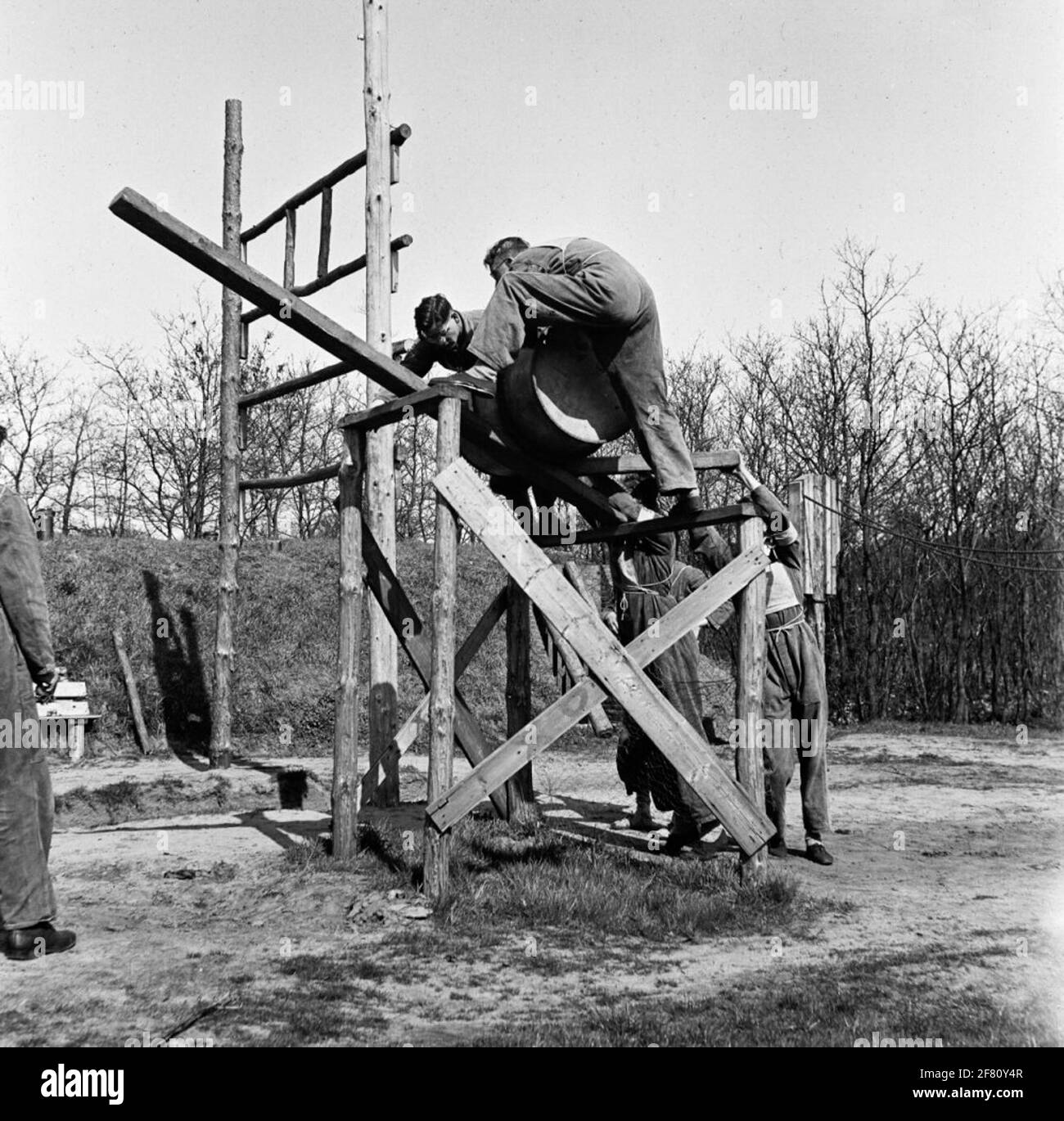 Les participants à l'essai pratique d'une procédure de sélection rassemblent une tonne de construction en bois. Banque D'Images