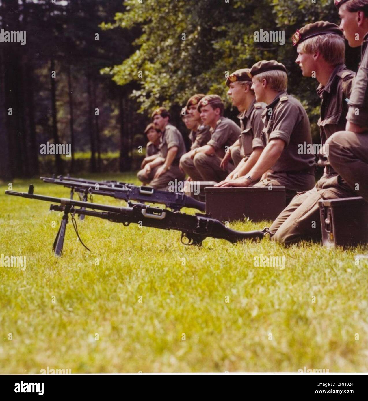 Les instructions pour les exercices de tir avec la mitrailleuse peuvent prendre un certain nombre de conscrits sous les officiers en formation. Les boîtes à munitions contenant les motifs de 7.62 mm de nourriture pour pneus sont prêtes au sol. Banque D'Images
