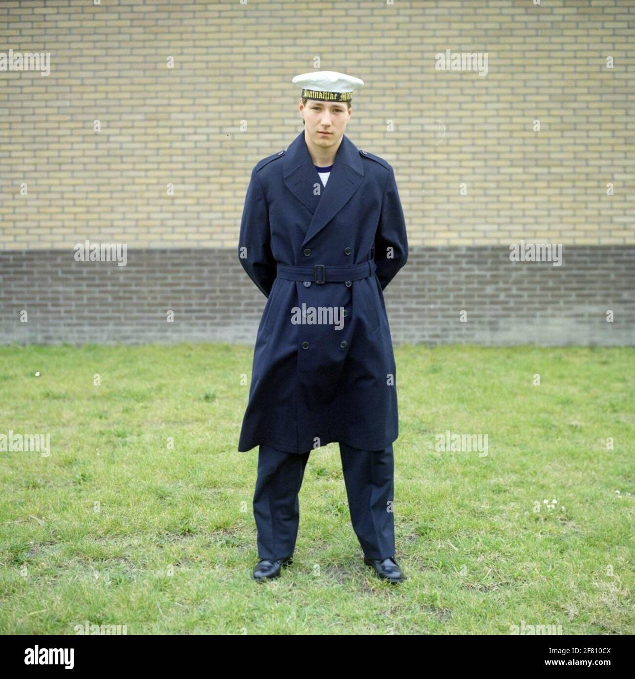 Marin de la Royal Navy (km) avec pantalon noir et imperméable. Banque D'Images