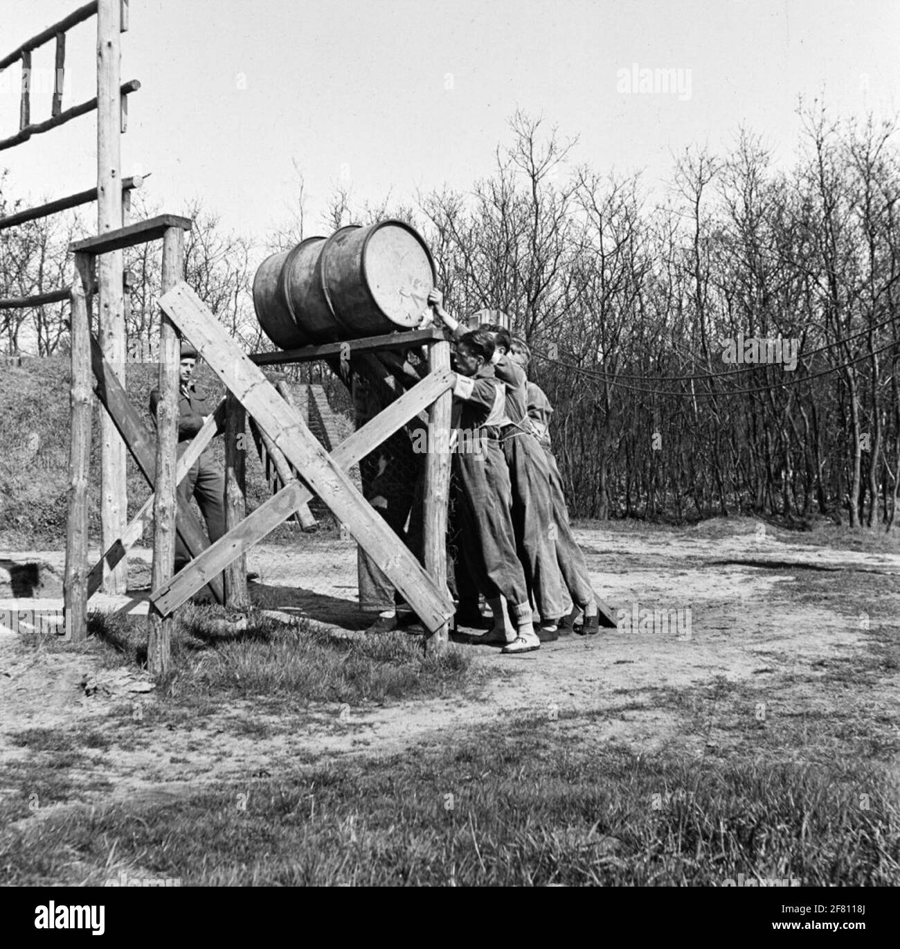 Les participants à l'essai pratique d'une procédure de sélection rassemblent une tonne de construction en bois. Banque D'Images