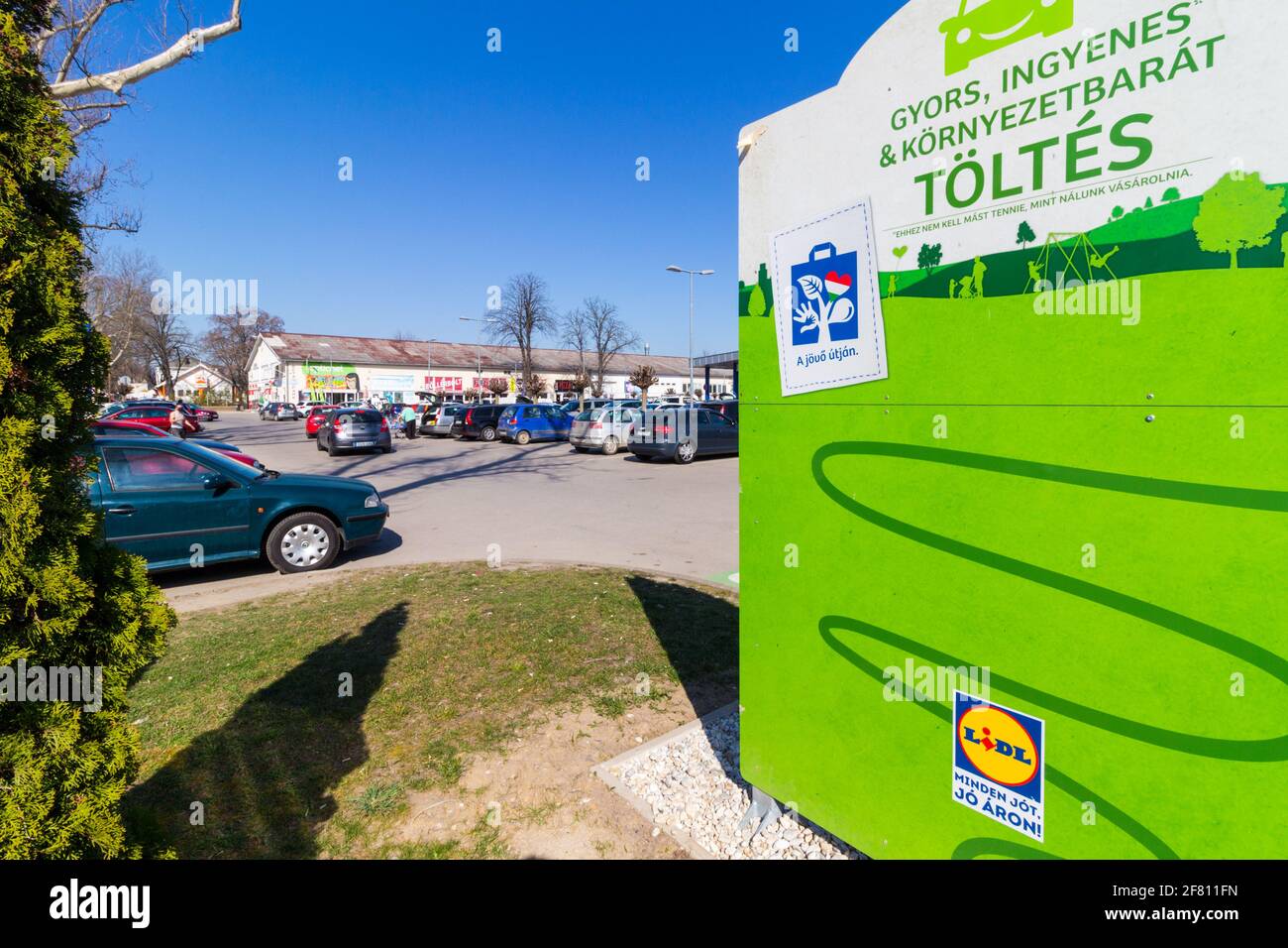 Station de recharge de voiture électrique en face du supermarché Lidl, Sopron, Hongrie Banque D'Images