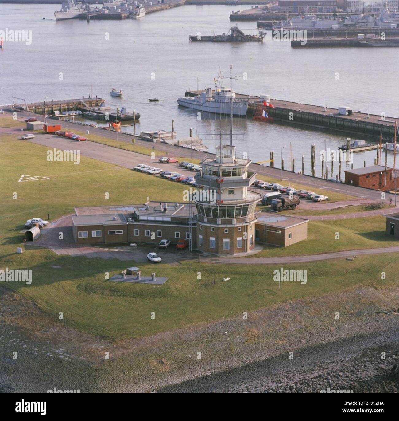 Enregistrement aérien du Marinehaven Den Helder. Au premier plan, le bureau du port. Dans le 1er port d'insertion, Speijk (enquête sur le combustible de 1986-1994) (dans le cadre du décret royal n° 81 du 11 février 1831, le Y8001 a été nommé 'de Speyk' du 1er novembre 1986 au 26 mars 1994). Banque D'Images