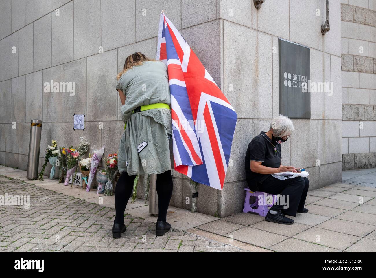 Hong Kong, Chine. 10 avril 2021. Le deuil dépose des fleurs à l'extérieur de l'ambassade Consulat général britannique de Hong Kong après l'annonce de la mort du prince Philip de Grande-Bretagne à Hong Kong. Le prince Philip, mari de la reine Elizabeth II, est décédé à l'âge de 99 ans. (Photo par Miguel Candela/SOPA Images/Sipa USA) crédit: SIPA USA/Alay Live News Banque D'Images